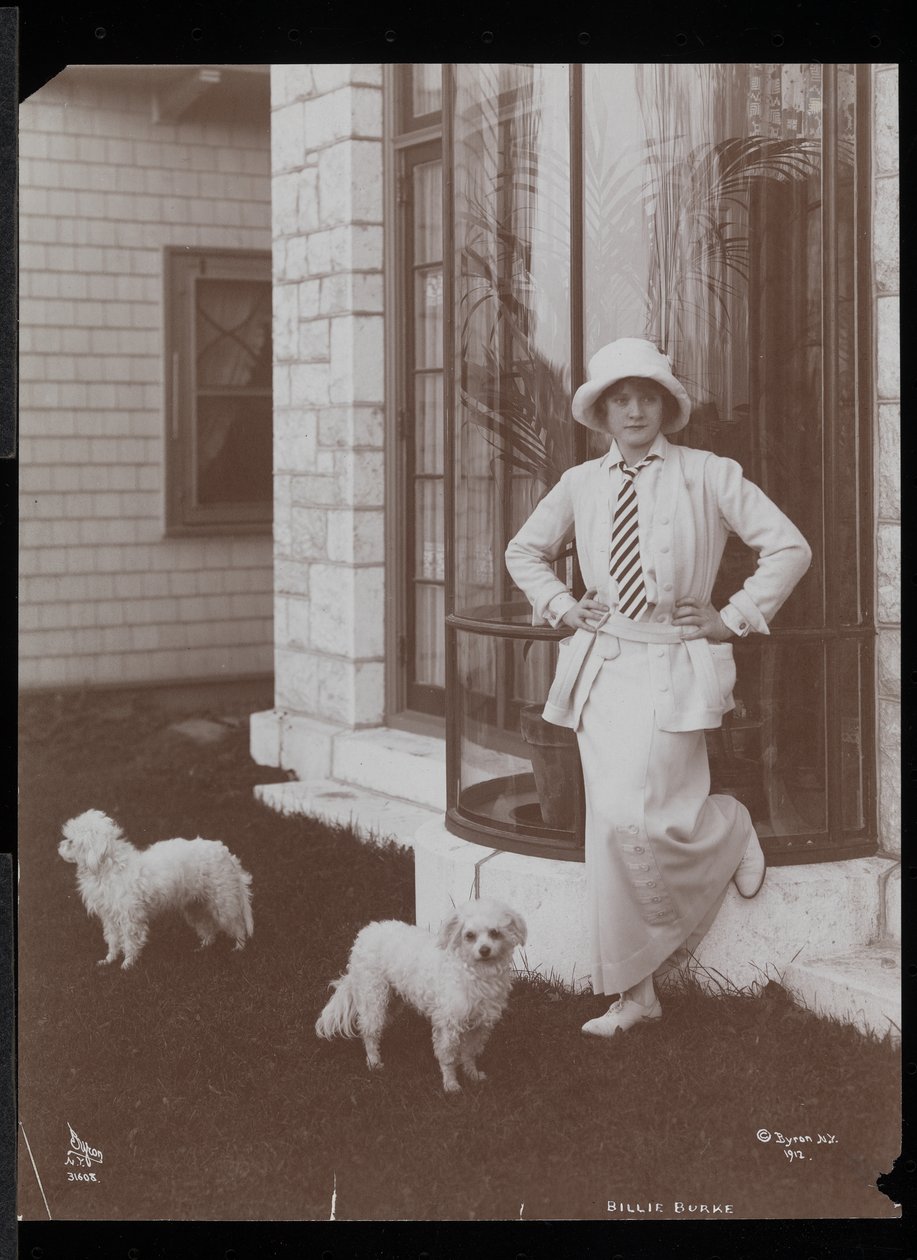 Billie Burke och två hundar på Burkeleigh Crest, hennes hus i Hastingson, New York, 1912 (silvergelatintryck) av Byron Company