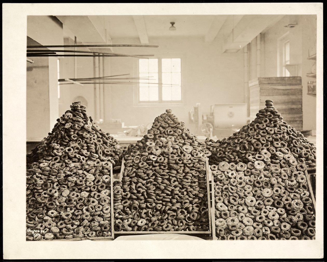Bakkar med munkar för Frälsningsarmén på Hotel Commodore, 1919 (silvergelatintryck) av Byron Company