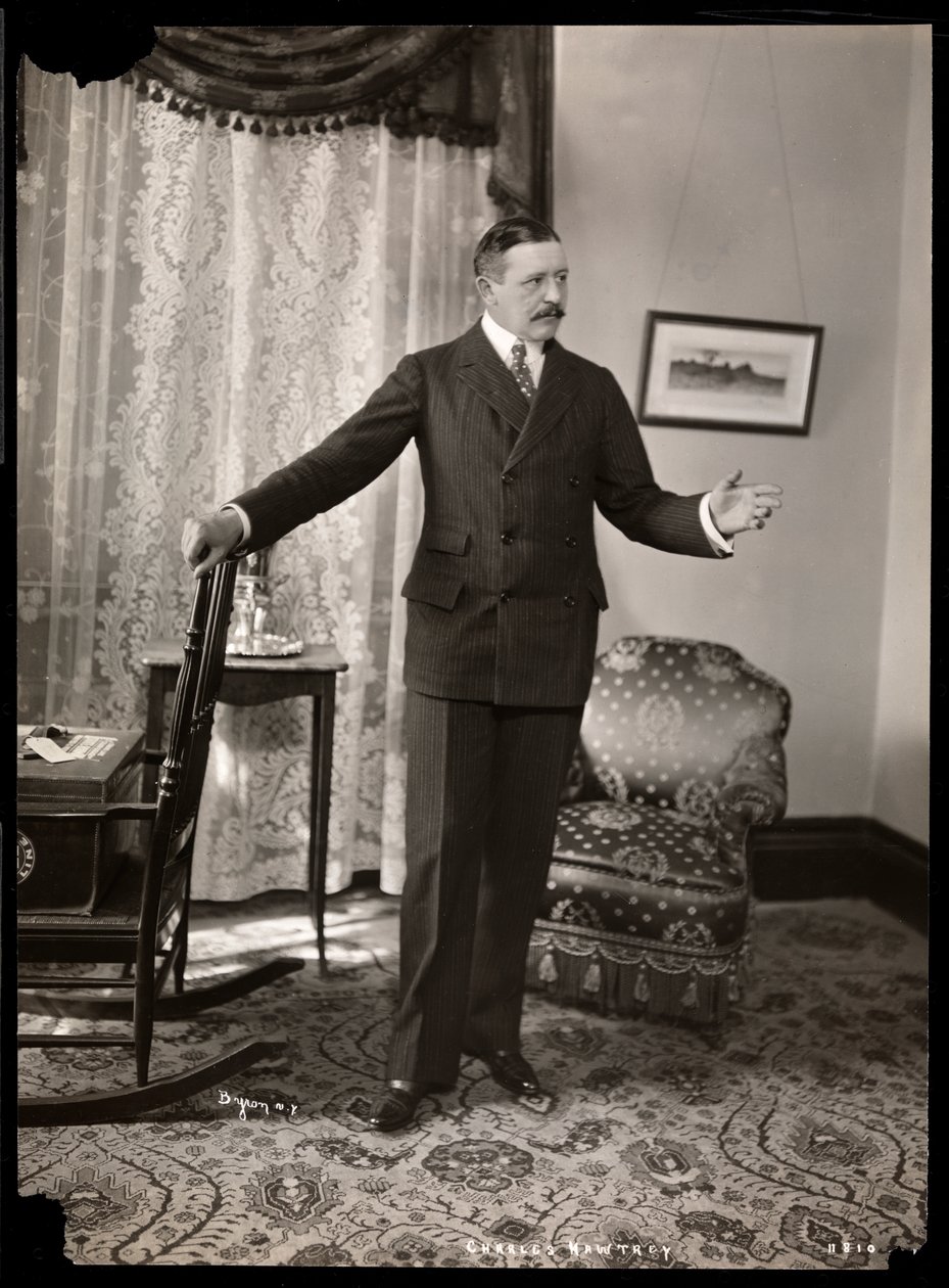 Charles Hawtrey i sin lägenhet i Holland House på Fifth Avenue, New York, 1901-2 (silvergelatintryck) av Byron Company