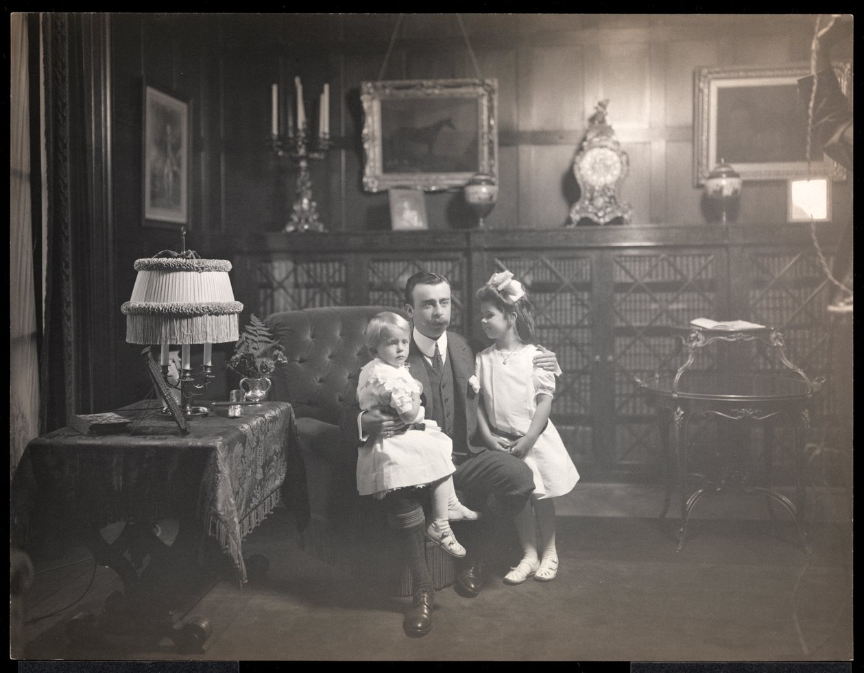 Clarence Mackay med sina barn i biblioteket i Harbor Hill, i Roslyn, Long Island, ca 1905 (silvergelatintryck) av Byron Company
