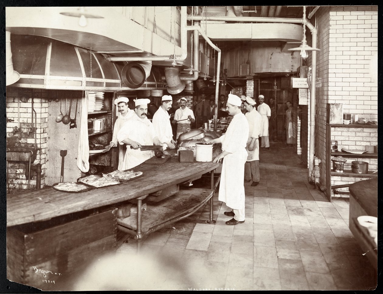 Kockar som arbetar i köket på Waldorf Astoria Hotel vid 34th Street och 5th Avenue, New York, 1903 eller 1904 (silvergelatintryck) av Byron Company