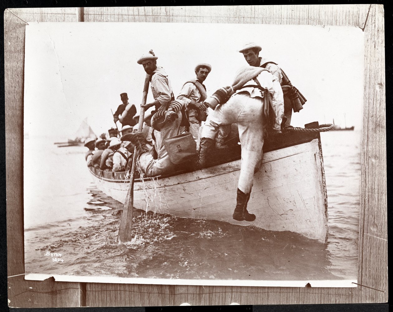 Kopia av ett tidigare foto av Naval Reserves på Fishers Island, New York med en grupp sjömän i en roddbåt, 1898 (silvergelatintryck) av Byron Company