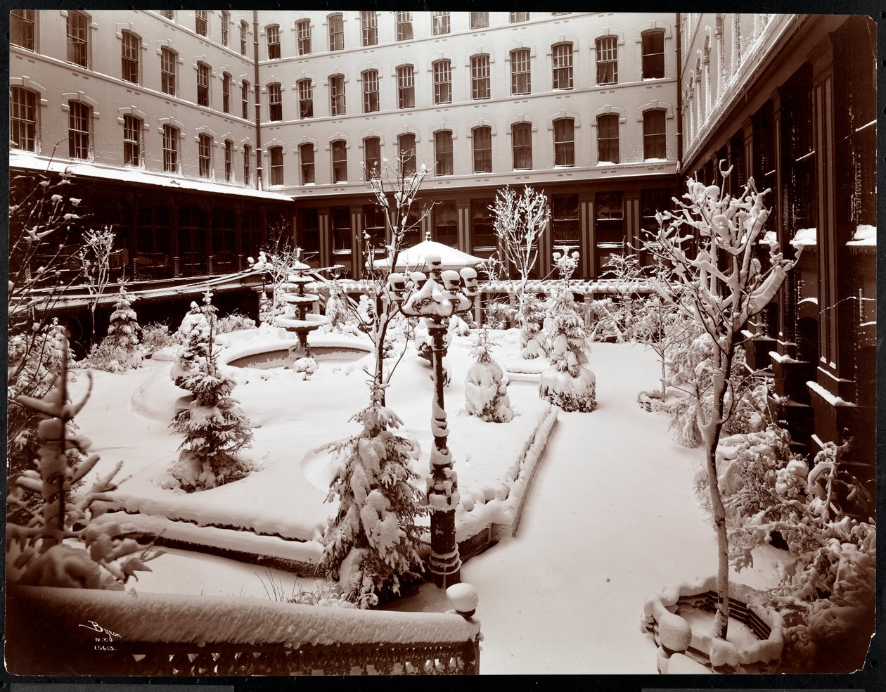 Courtyard of the Park Avenue Hotel, 1908 (silvergelatintryck) av Byron Company