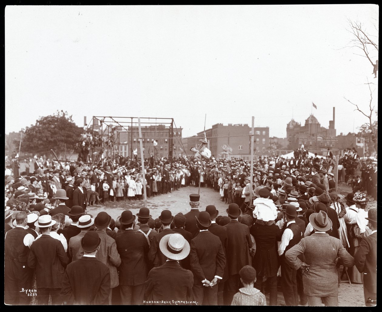 Folkmassa tittar på en polevalter på Hudson Bank Gymnasium and Playground, 53rd Street och 11th Avenue, New York, 1898 (silvergelatintryck) av Byron Company