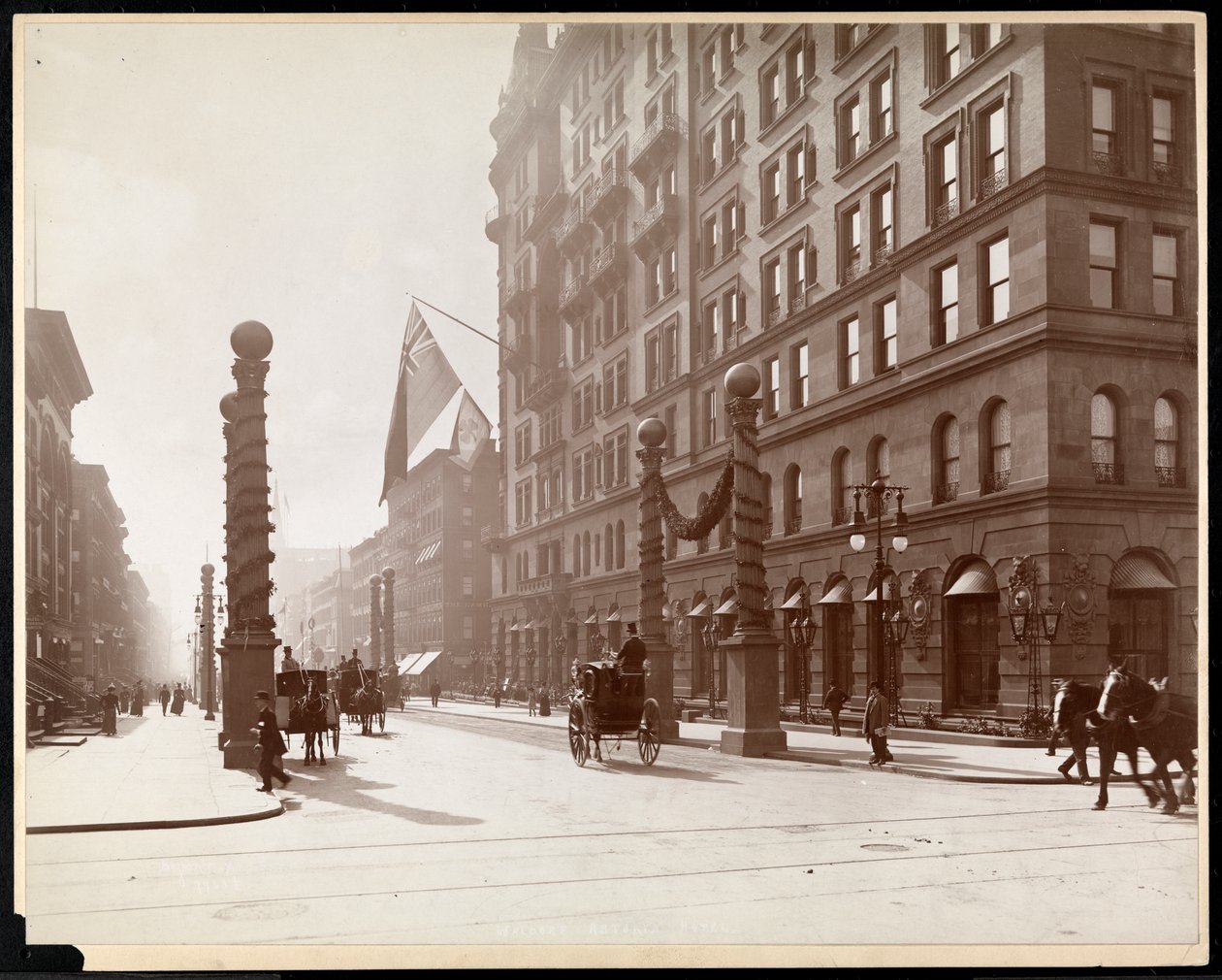 Dekorationer för Dewey Parade på Waldorf Astoria Hotel, 33rd Street och 5th Avenue, New York, 1899 (silvergelatintryck) av Byron Company