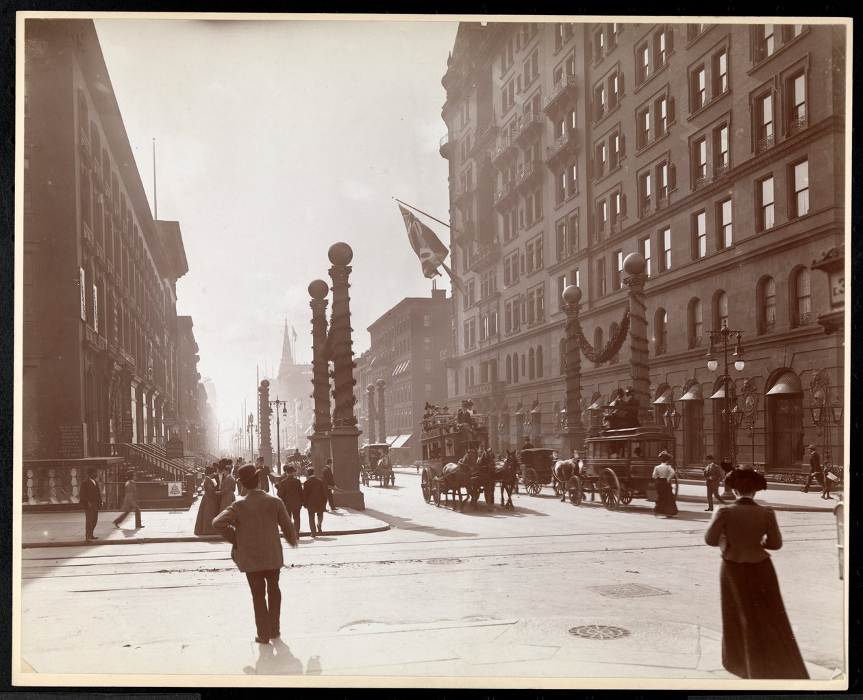 Dekorationer för Dewey Parade framför Waldorf Astoria Hotel på 33rd Street och 5th Avenue, New York, 1899 (silvergelatintryck) av Byron Company