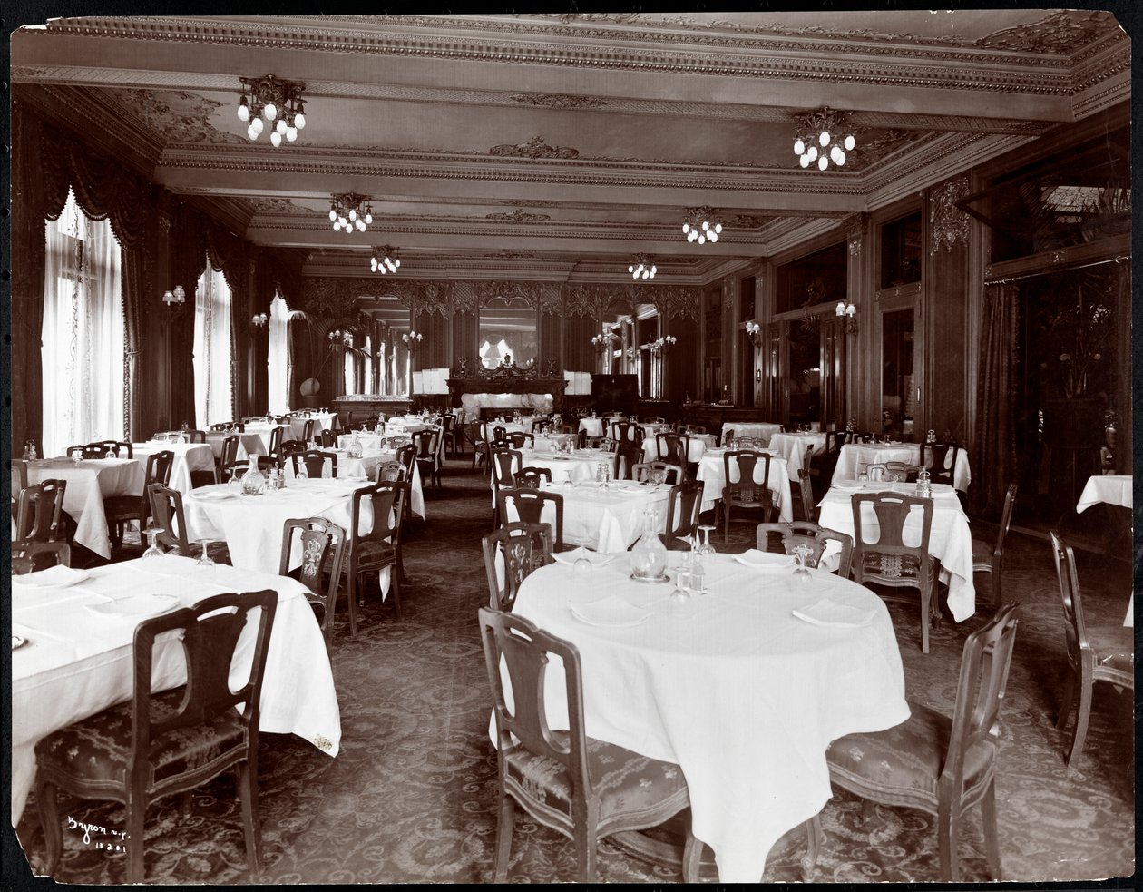 Matsal på Hotel Delmonico, 1902 (silvergelatintryck) av Byron Company
