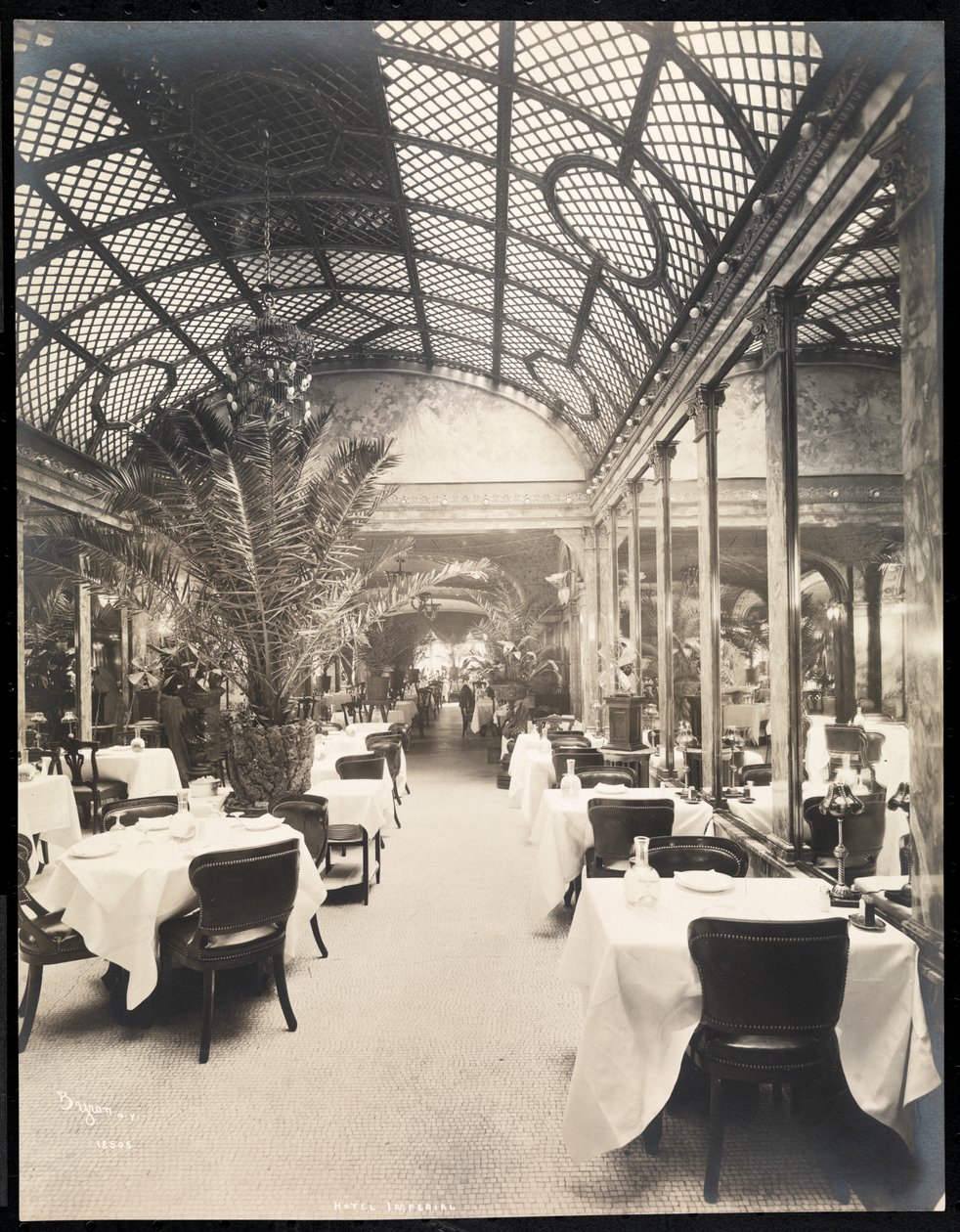 Matsalen på Hotel Imperial, 1904 (silvergelatintryck) av Byron Company