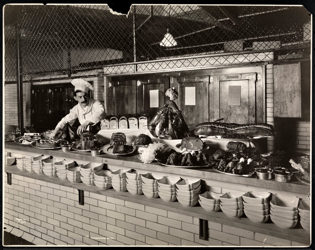 Utställning av kallt kött i köket på Commodore Hotel, 1919 (silvergelatintryck) av Byron Company