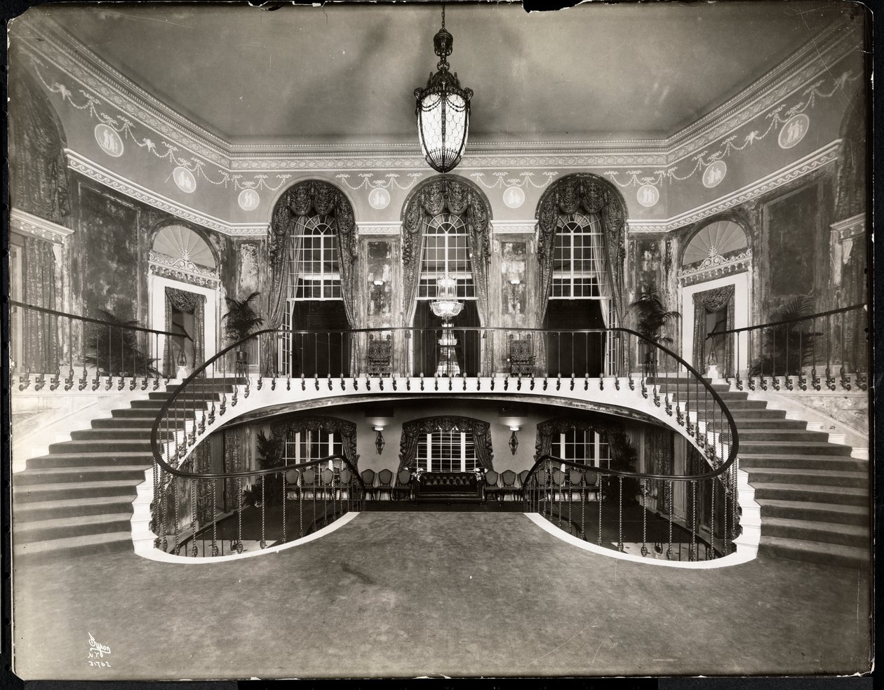 Dubbeltrappa på Ritz-Carlton Hotel, 1913 (silvergelatintryck) av Byron Company
