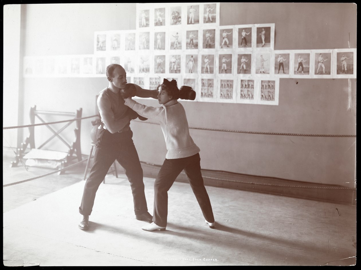 Edna Wallace Hopper poserade i en boxningsring med Jack Cooper på hans gymnasium på Broadway och 37th Street, New York, 1899 (silvergelatintryck) av Byron Company