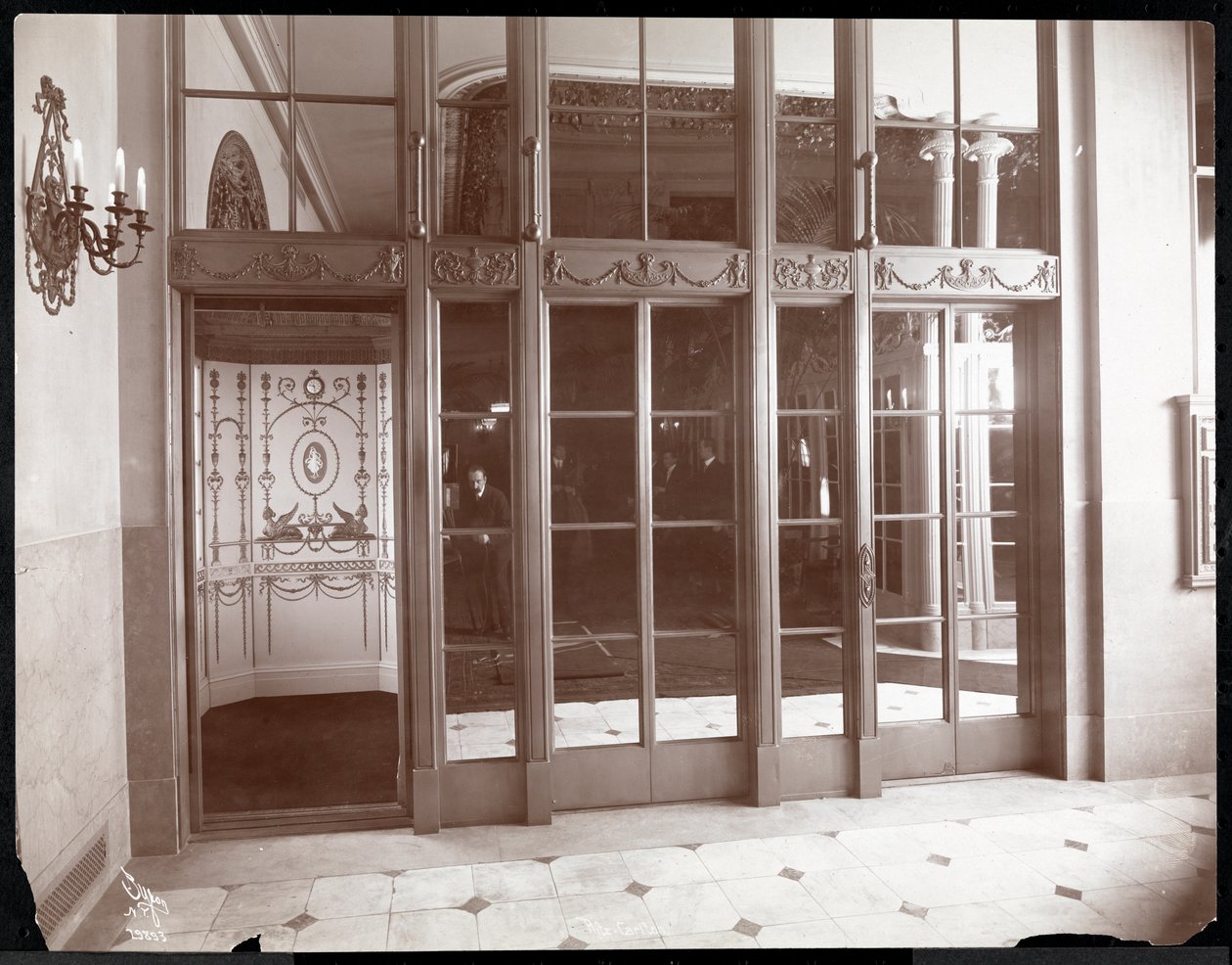 Hissar på Ritz-Carlton Hotel, 1910 eller 1911 (silvergelatintryck) av Byron Company