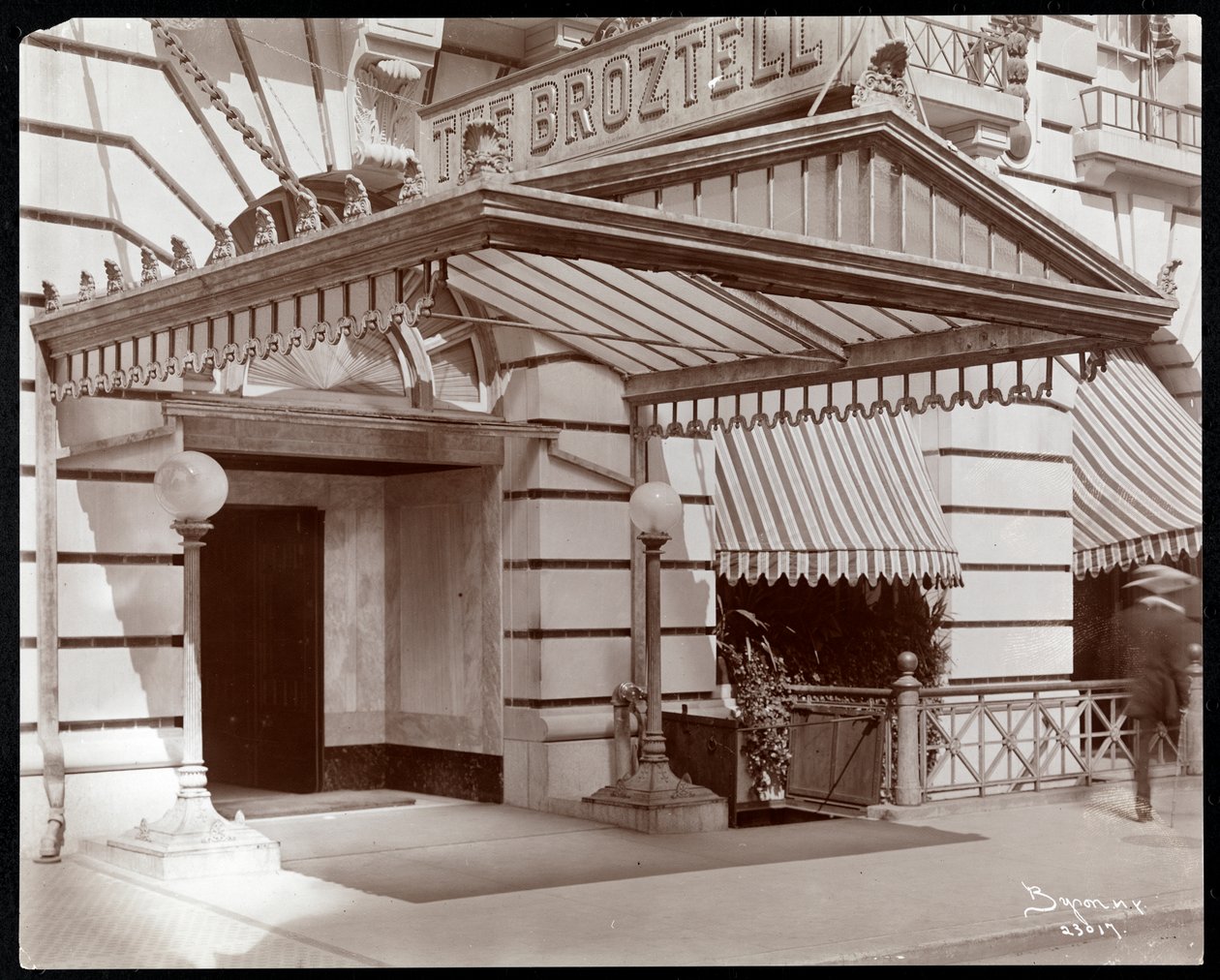 Entrén till Hotel Broztell, 3 East 27th Street, New York, 1906 (silvergelatintryck) av Byron Company