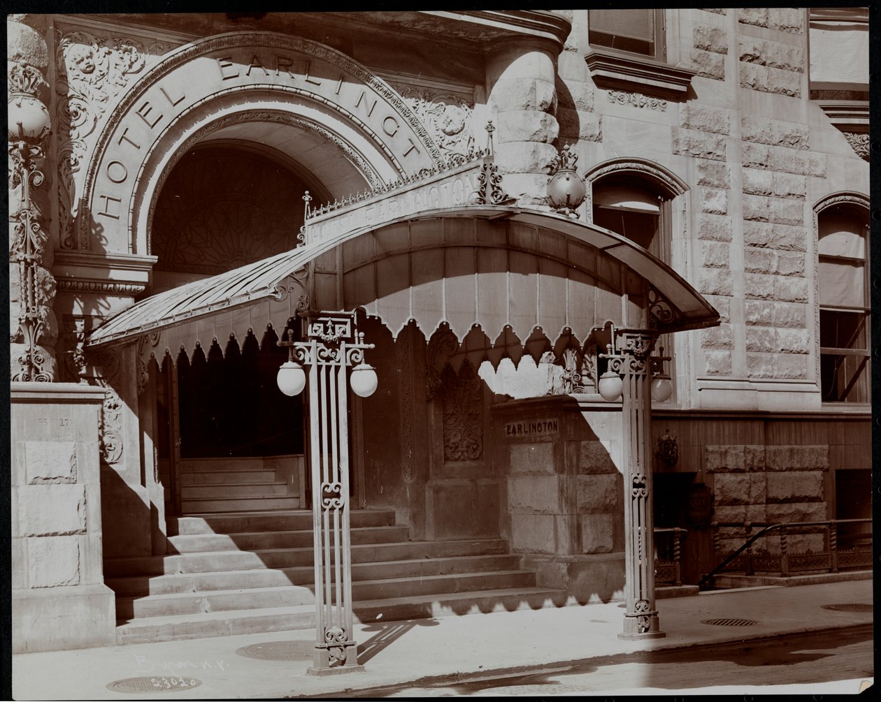 Entrén till Hotel Earlington, 55 West 27th Street, New York, 1906 (silvergelatintryck) av Byron Company