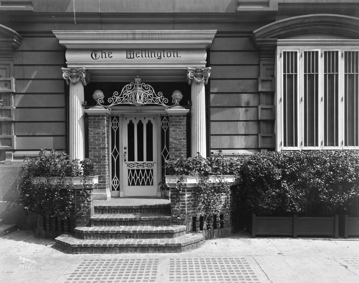 Entré till Hotel Wellington, 871 7th Avenue, New York, 1907 (silvergelatintryck) av Byron Company