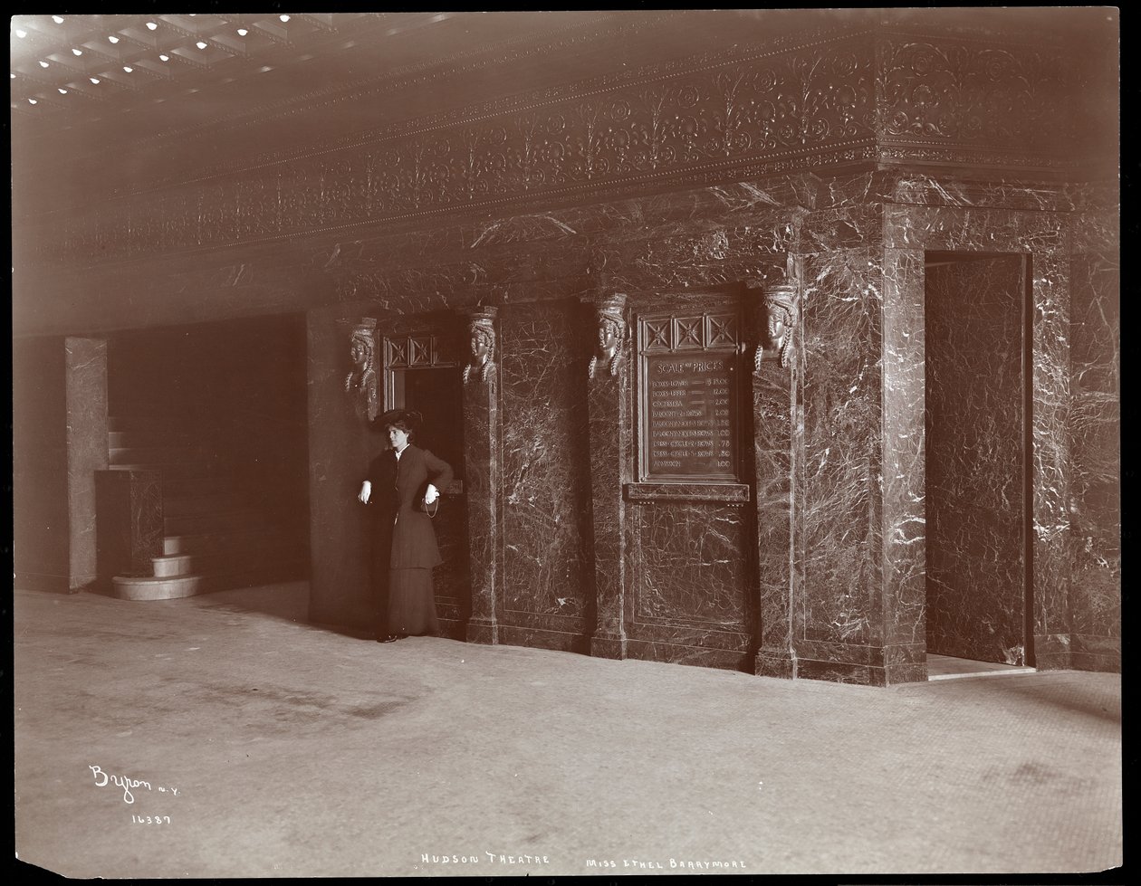 Ethel Barrymore i Hudson Teaterns lobby i New York, 1903 (silvergelatintryck) av Byron Company