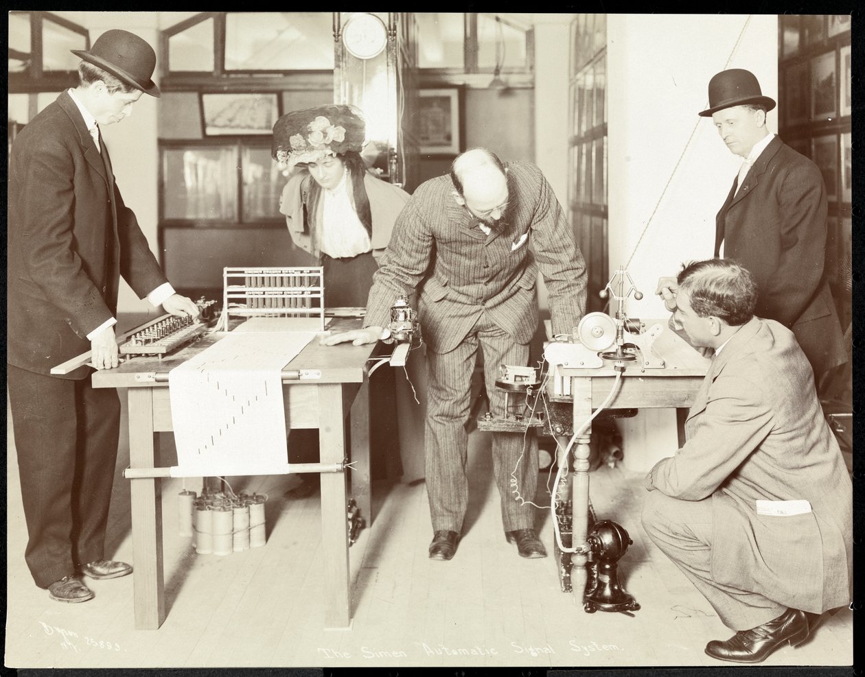 Utställning av Simen Automatic Signal System på Museum of Safety Appliances vid American Institute of Social Service, New York, 1908 (silvergelatintryck) av Byron Company