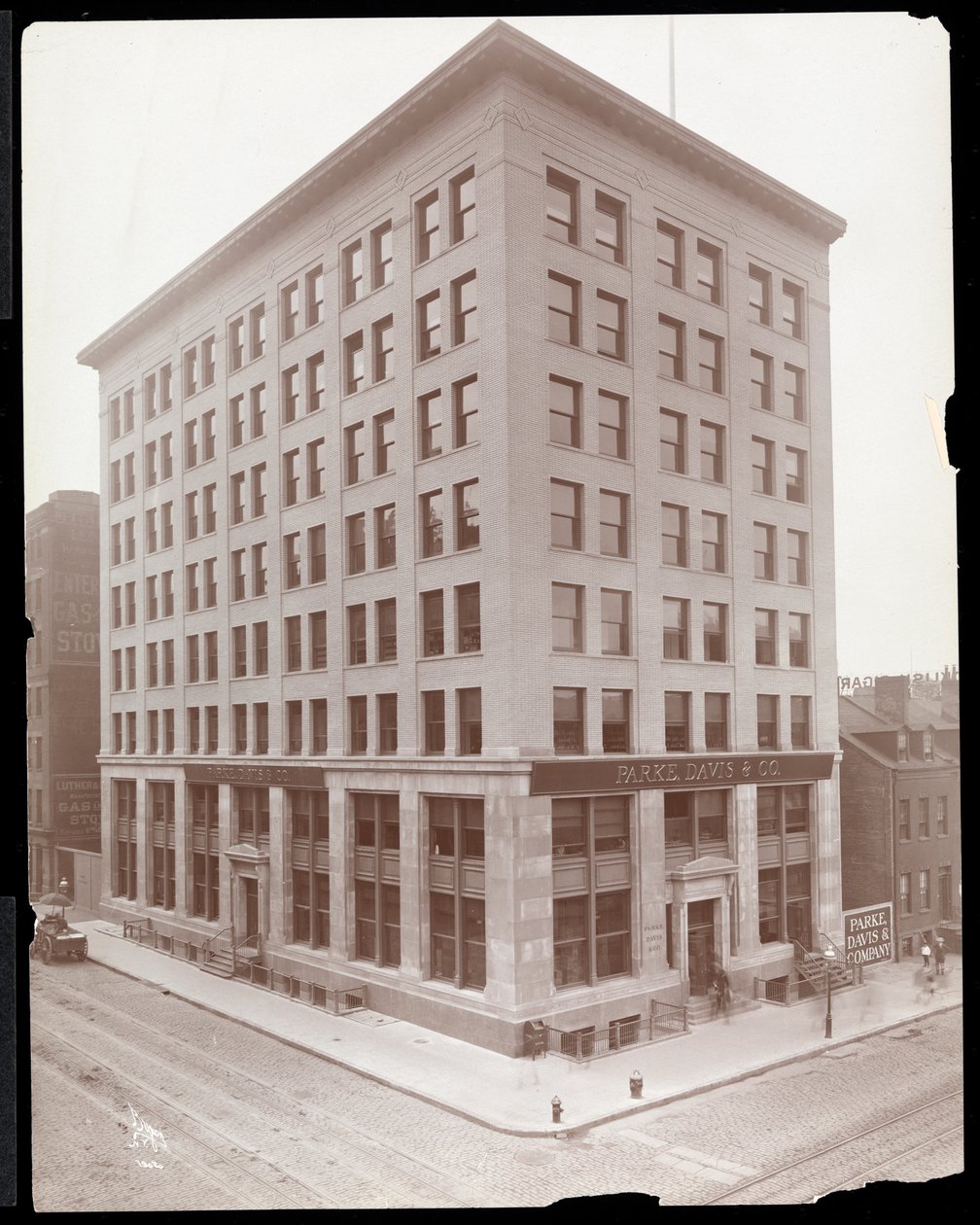 Exteriörvy av Parke, Davis und Co.-byggnaden, Hudson und Vestry Streets, New York, 1910 (silvergelatintryck) av Byron Company