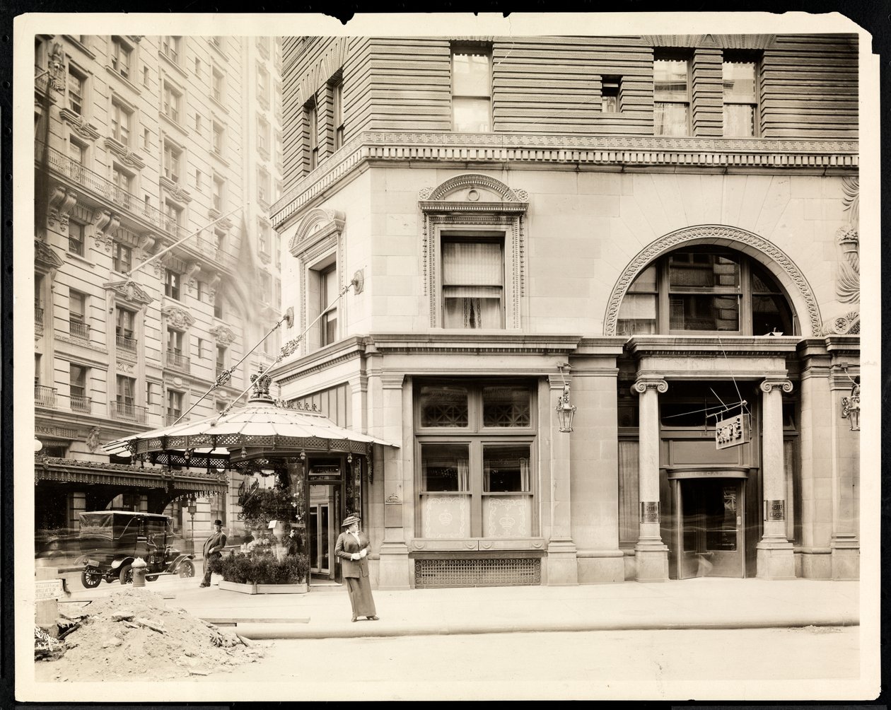 Blomsterställning och ingången till Hotel Imperial Cafe vid Broadway och 32nd Street, New York, ca 1905 (silvergelatintryck) av Byron Company