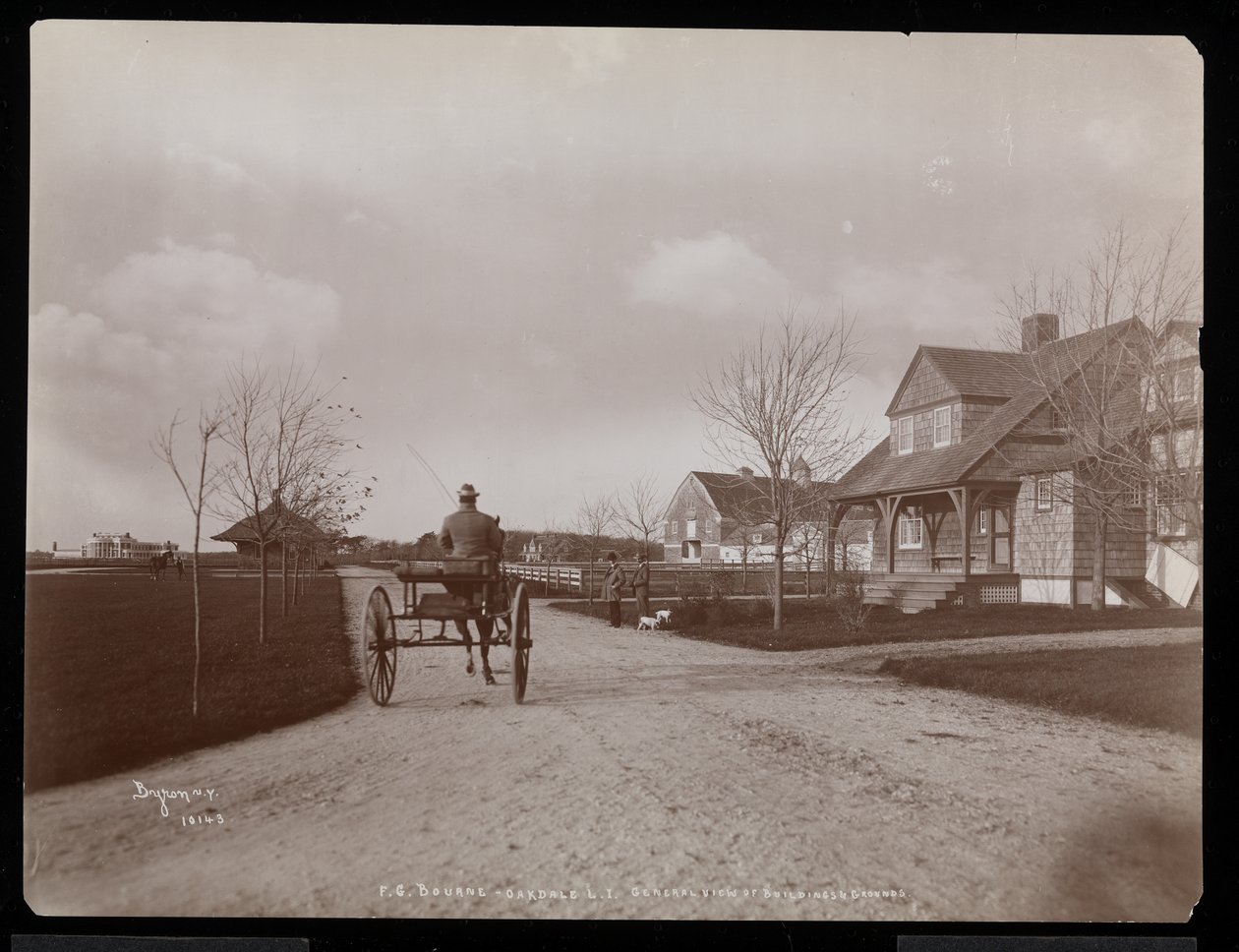 Översikt över hus och byggnader vid F.G. Bournes gods i Oakdale, Long Island, New York, 1900 (silvergelatintryck) av Byron Company