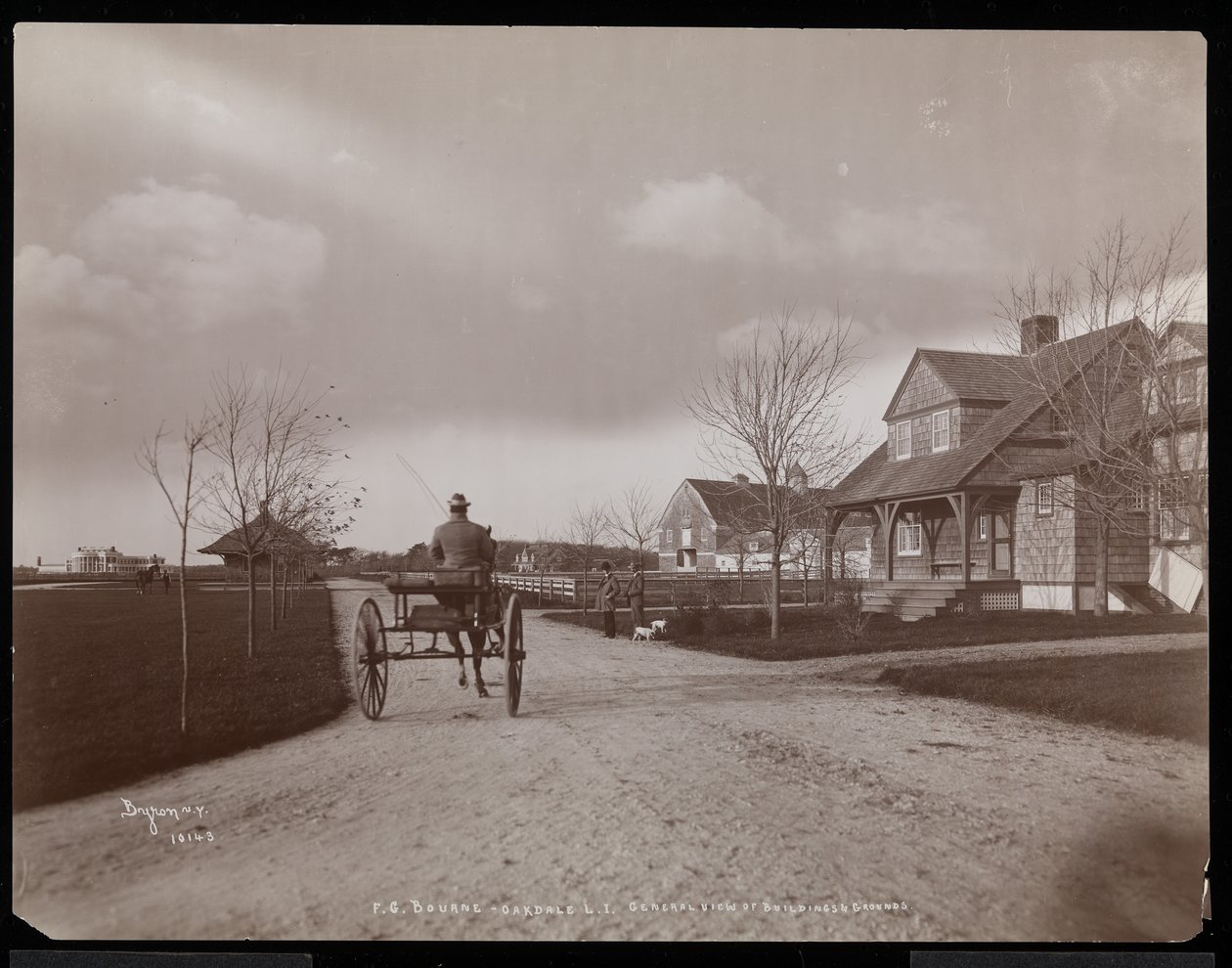 Översikt över hus och byggnader vid F.G. Bournes gods i Oakdale, Long Island, New York, 1900 (silvergelatintryck) av Byron Company