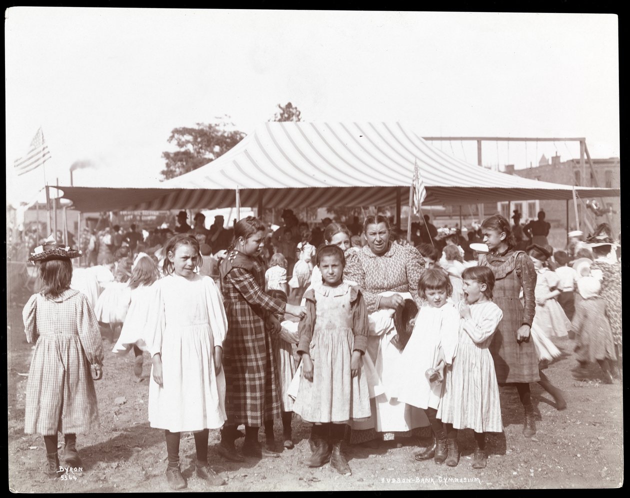 En grupp flickor och en kvinna på Hudson Bank Gymnasium and Playground, 53rd Street och 11th Avenue, New York, 1898 (silvergelatintryck) av Byron Company