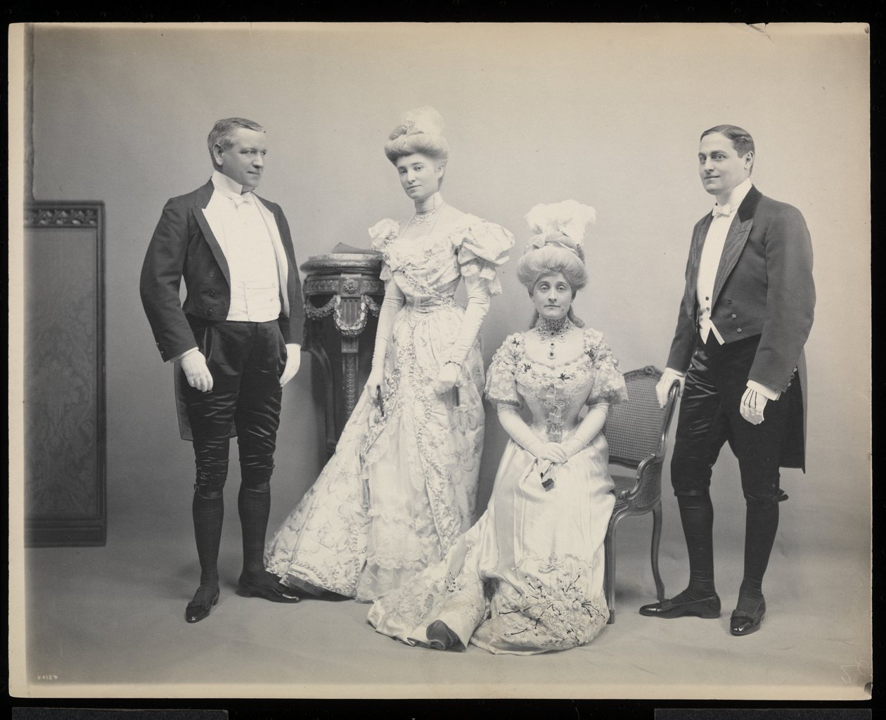 Gruppporträtt av Sydney Dillon Ripley tillsammans med tre andra vid James Hazen Hyde Ball, New York, 31 januari 1905 (silvergelatintryck) av Byron Company