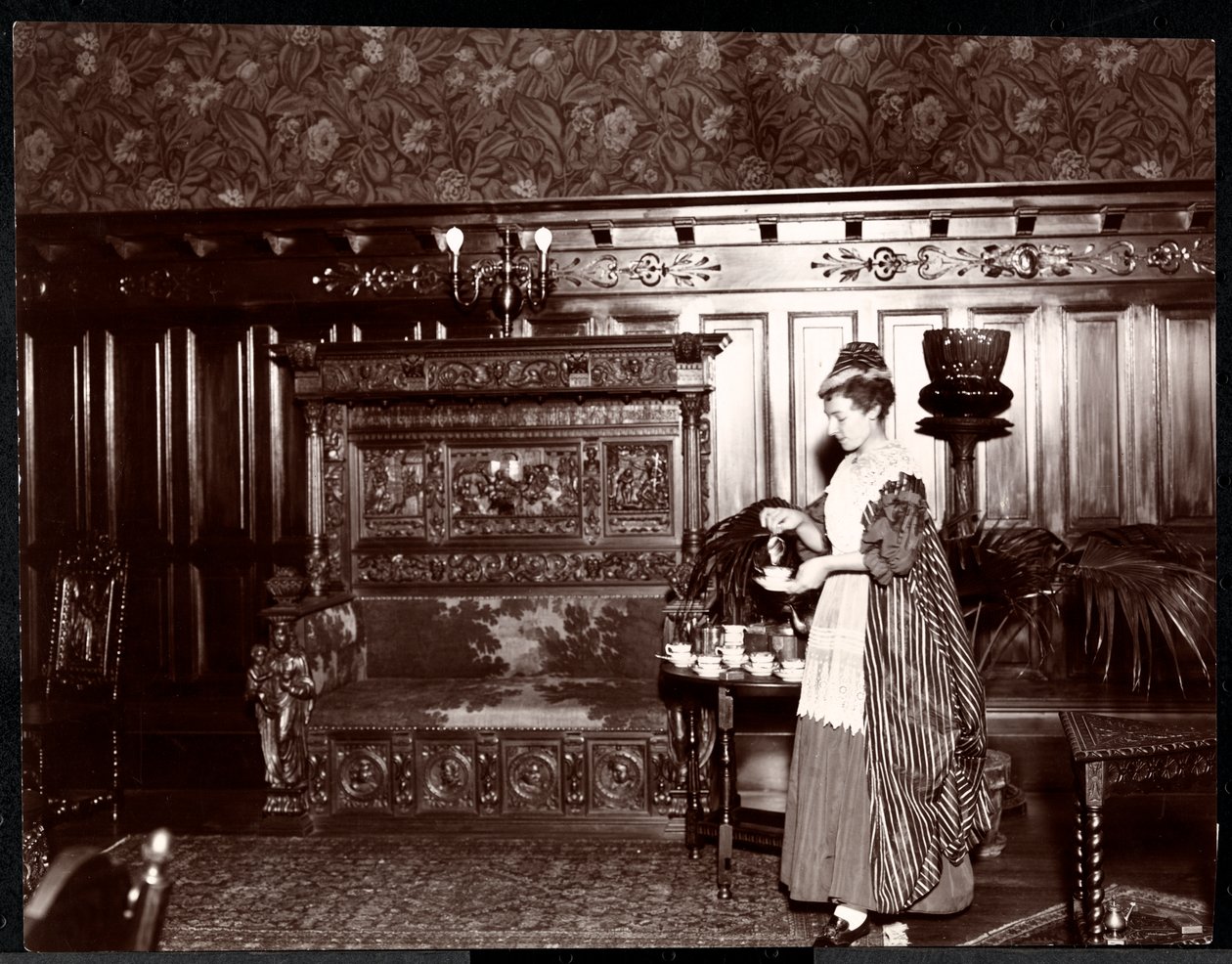 Gäst som tar te på Hotel Marie Antoinette, 1895 eller 1896 (silvergelatintryck) av Byron Company