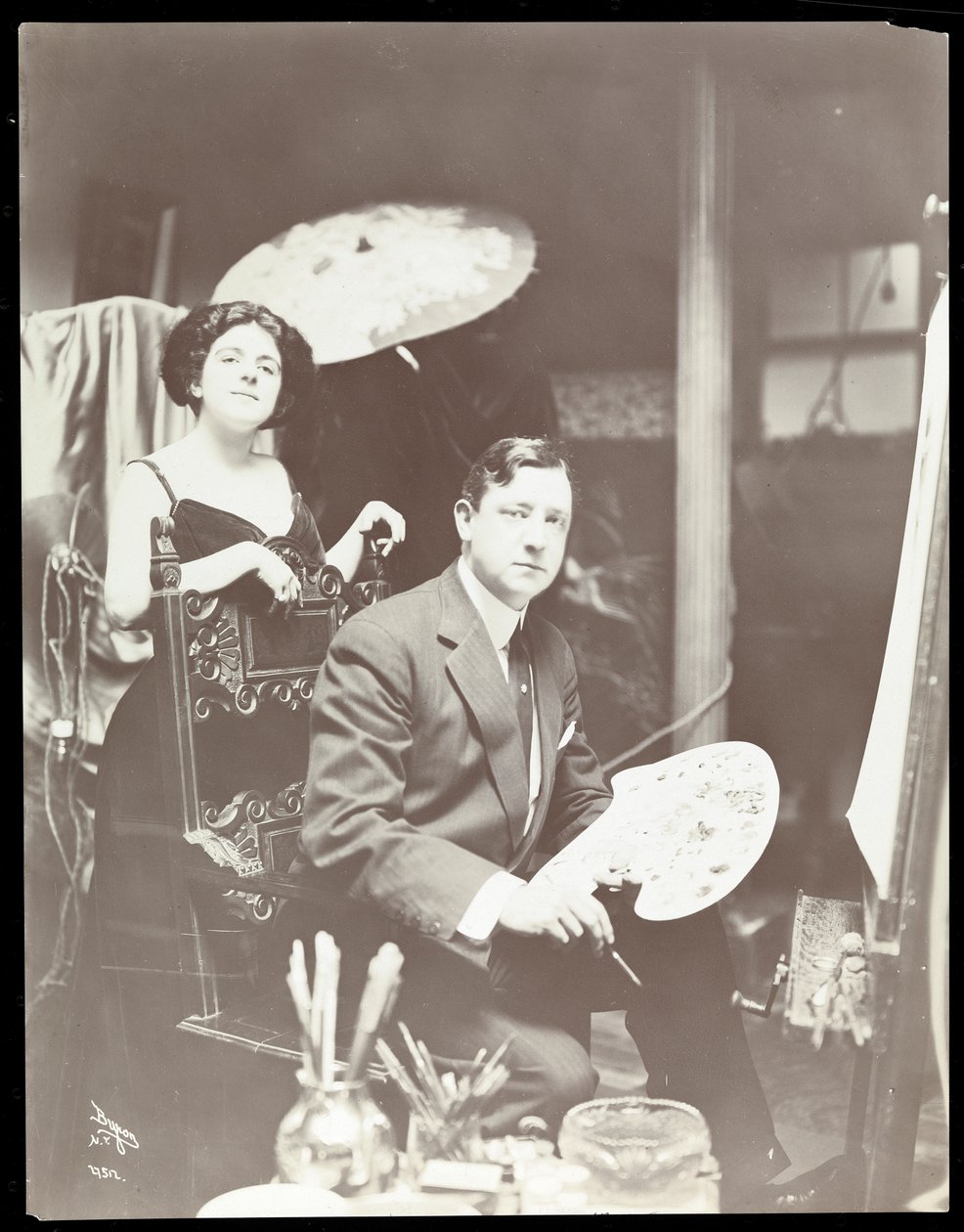 Harrison Fisher and Model, 1908-9 (silvergelatintryck) av Byron Company