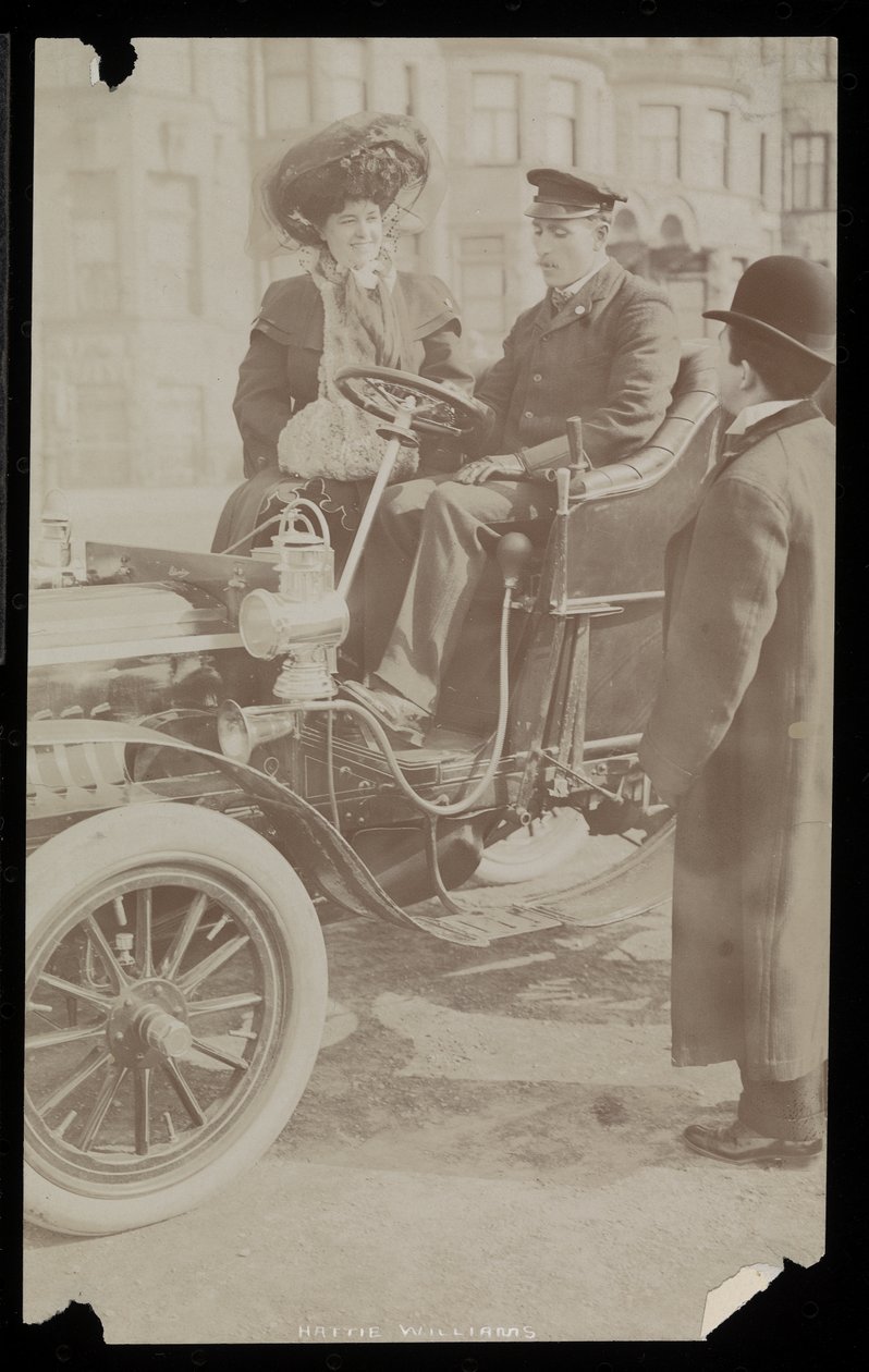 Hattie Williams sittande med förare i en av New York Citys första bilar, New York, 1890-1910 (silvergelatintryck) av Byron Company