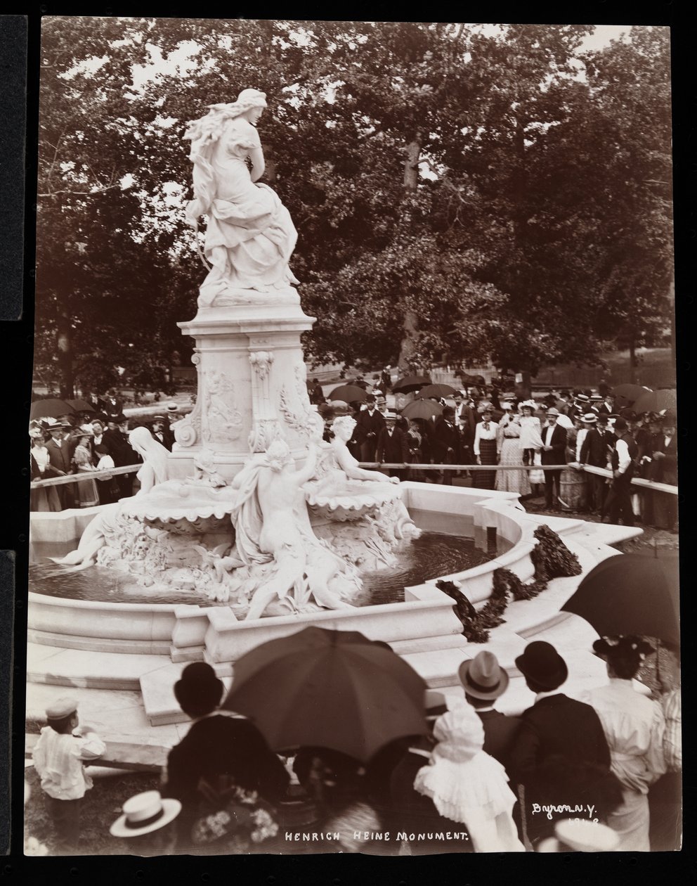 Heinrich Heine-monumentet (Lorelei-fontänen) och den folkmassa som var närvarande vid invigningen, Grand Concourse och 164th Street, Bronx, New York, 1899 (silvergelatinprint) av Byron Company