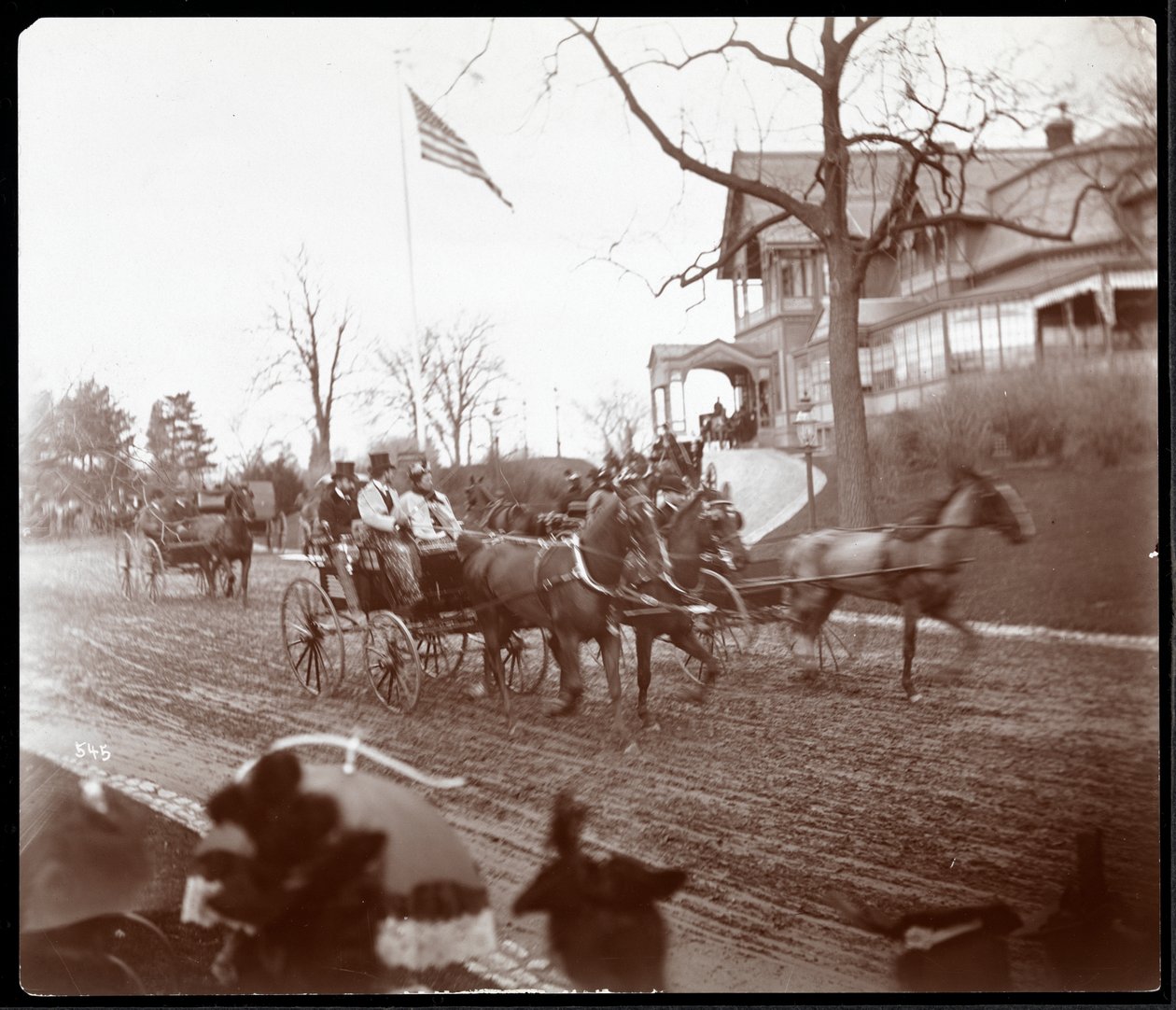 Hästdragna vagnar på Riverside Drive framför Claremont Inn, New York, ca 1895 (silvergelatintryck) av Byron Company