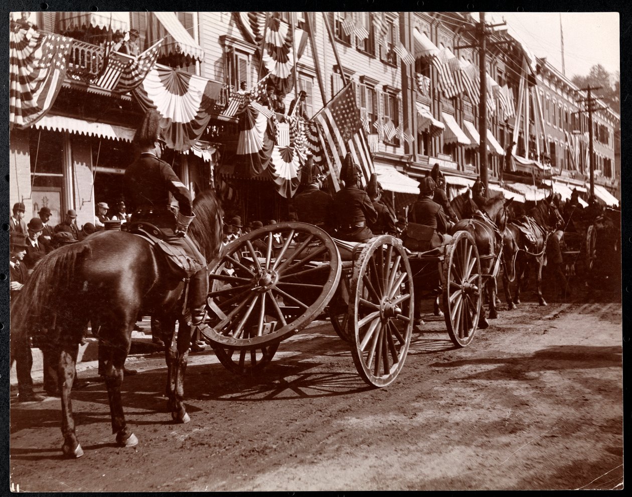 Hästdraget artilleri på parad vid Dobbs Ferry, New York, 1898 (silvergelatintryck) av Byron Company