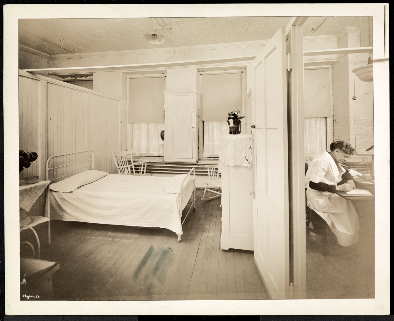Sjukhusrum, 1928 (silvergelatintryck) av Byron Company
