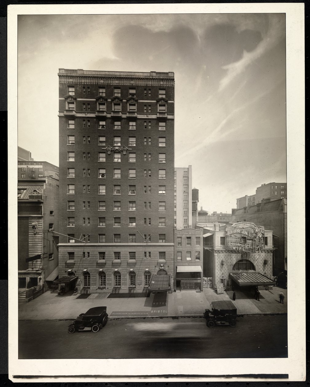 Hotel Bristol, 48th Street, New York, 1920 (silvergelatintryck) av Byron Company