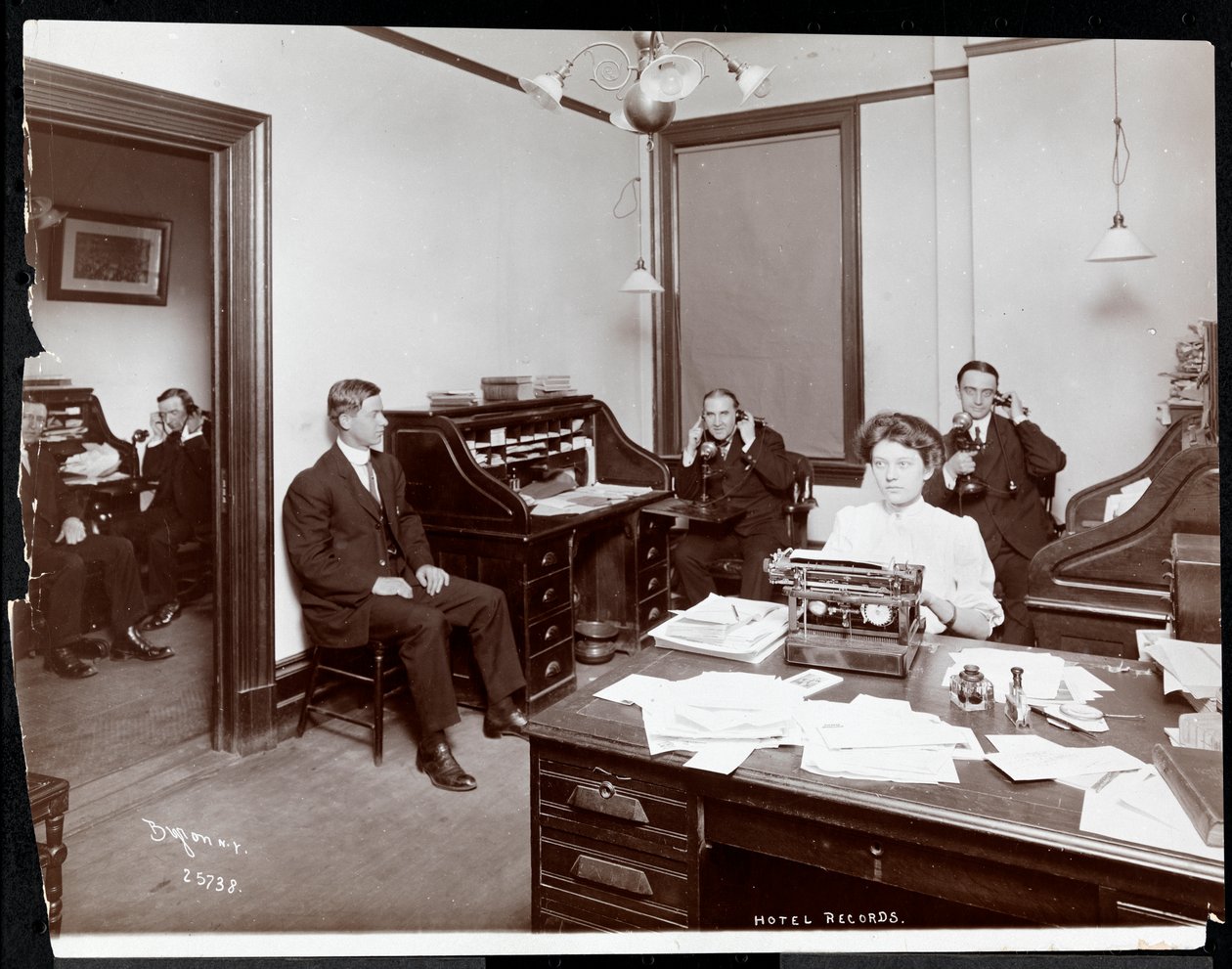 Hotel Records Office, New York, 1908 (silvergelatintryck) av Byron Company
