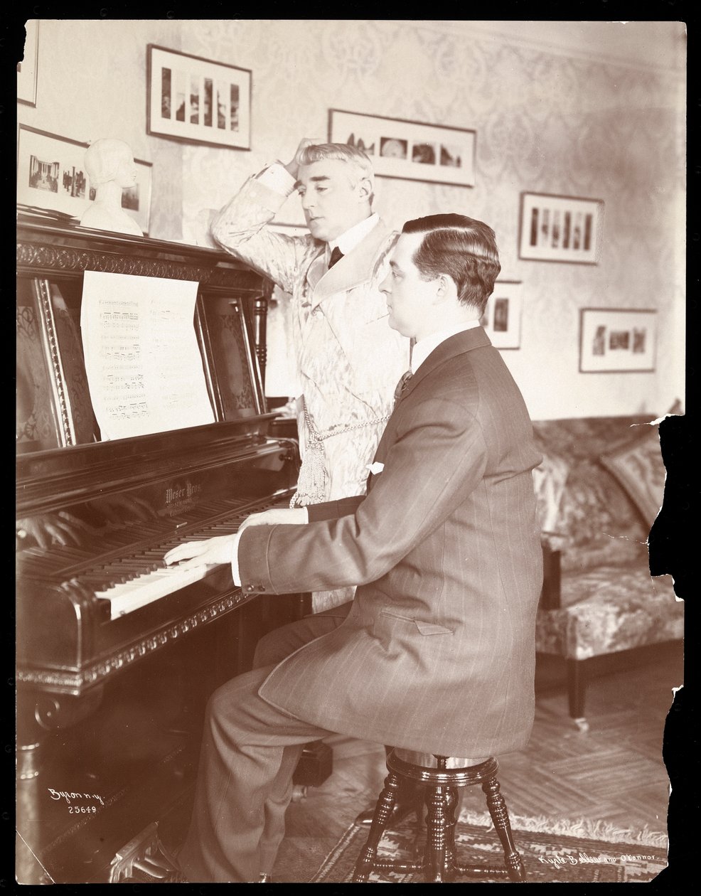 Kyrle Bellew och vän vid pianot i Bellew