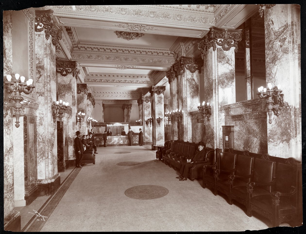 Lobbyn och registreringsdisken på hotellet Hoffman House, 1907 (silvergelatin) av Byron Company