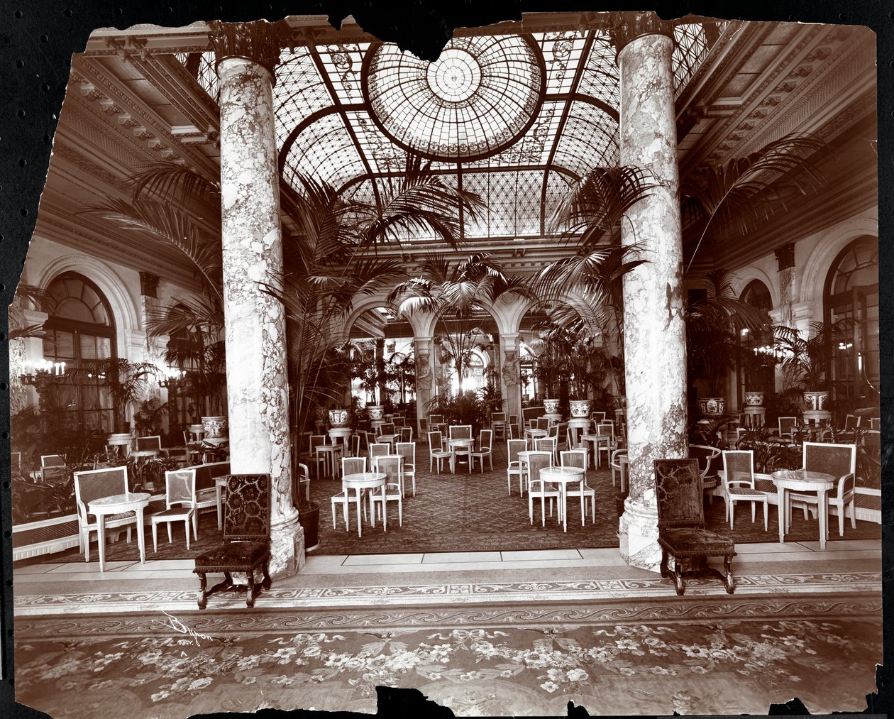 Lounge på Plaza Hotel, ca 1907 (silvergelatintryck) av Byron Company