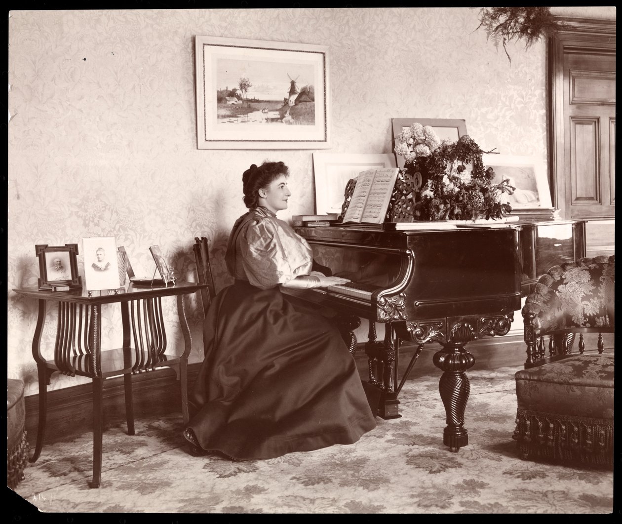 Madame Frances Saville hemma, 1895 (silvergelatintryck) av Byron Company