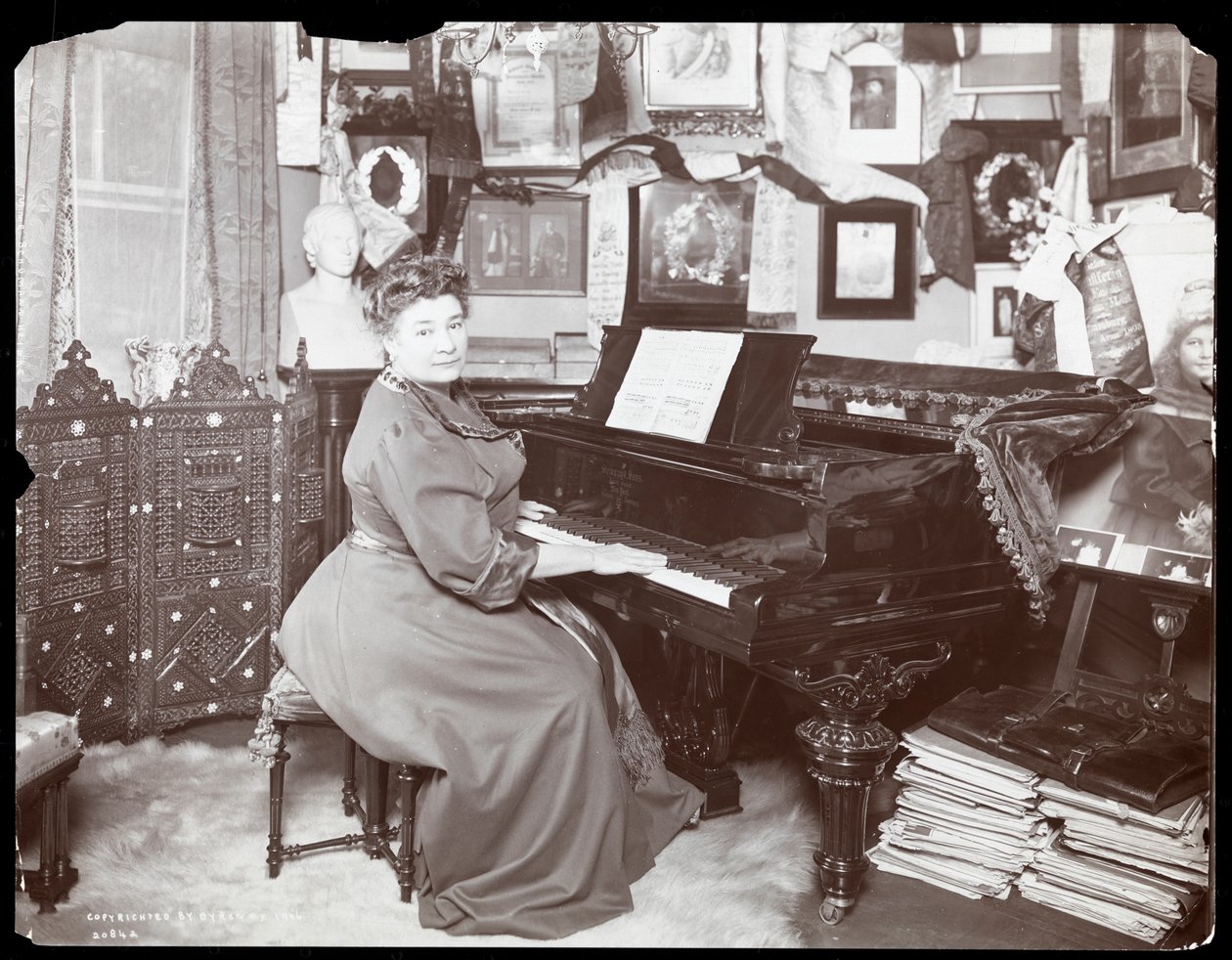 Madame Schumann Heink sittande vid ett piano, 1906 (silvergelatintryck) av Byron Company