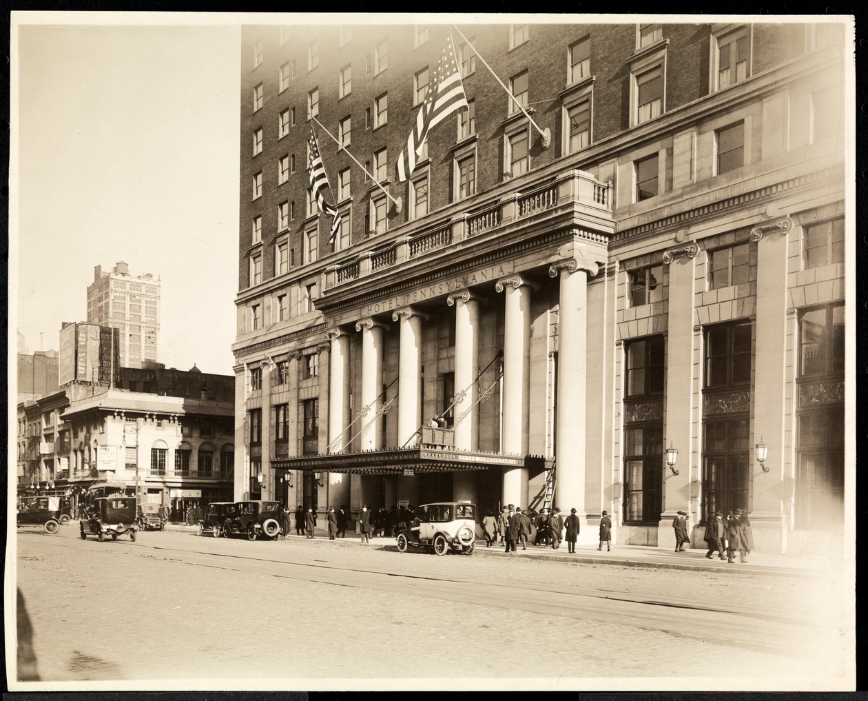 Huvudentrén till Hotel Pennsylvania, 7th Avenue och 32nd Street, New York, 1919 (silvergelatintryck) av Byron Company