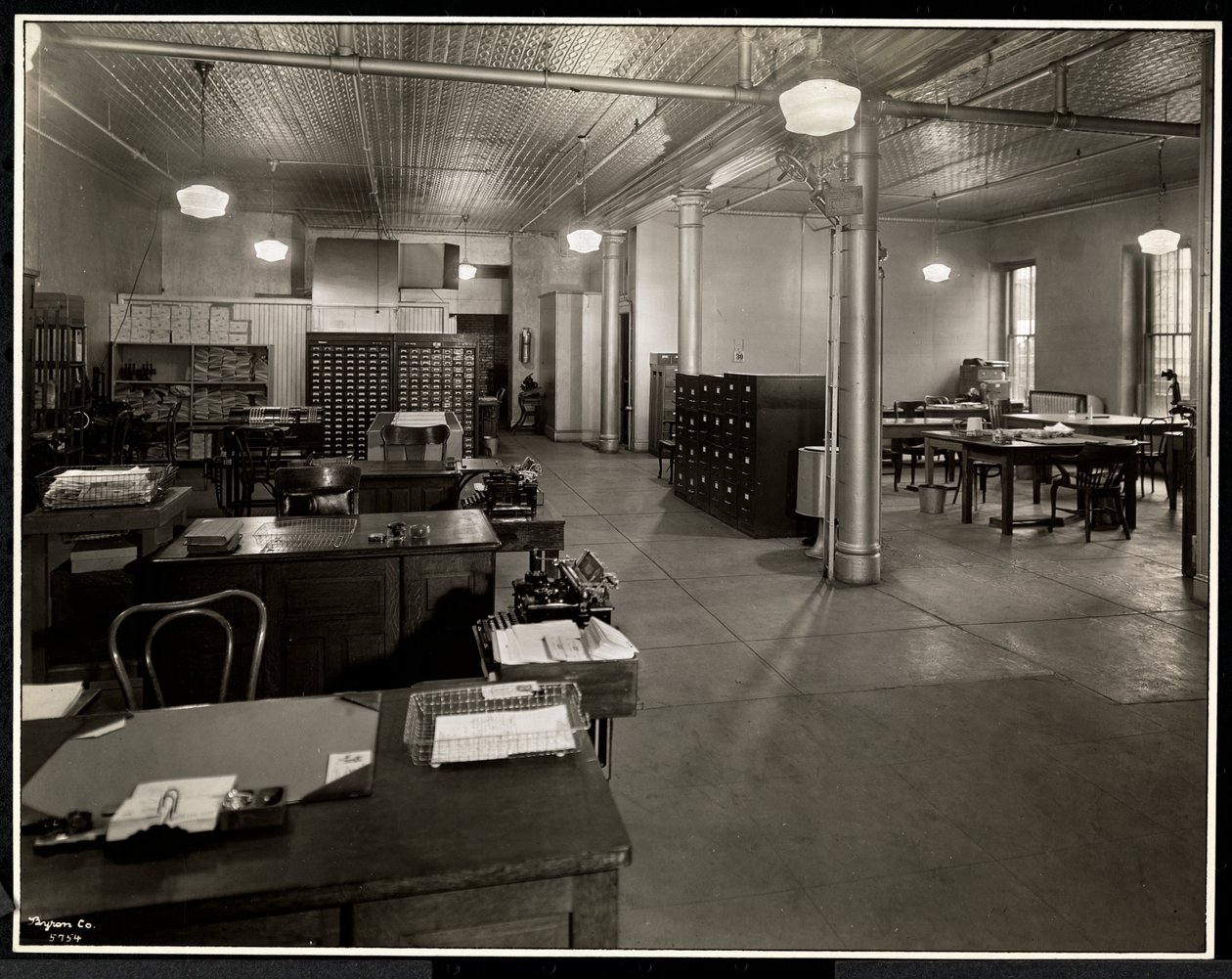 Huvudkontoret för Carolyn Laundry på 111 East 129th Street, East Harlem, New York, 1929 (silvergelatintryck) av Byron Company