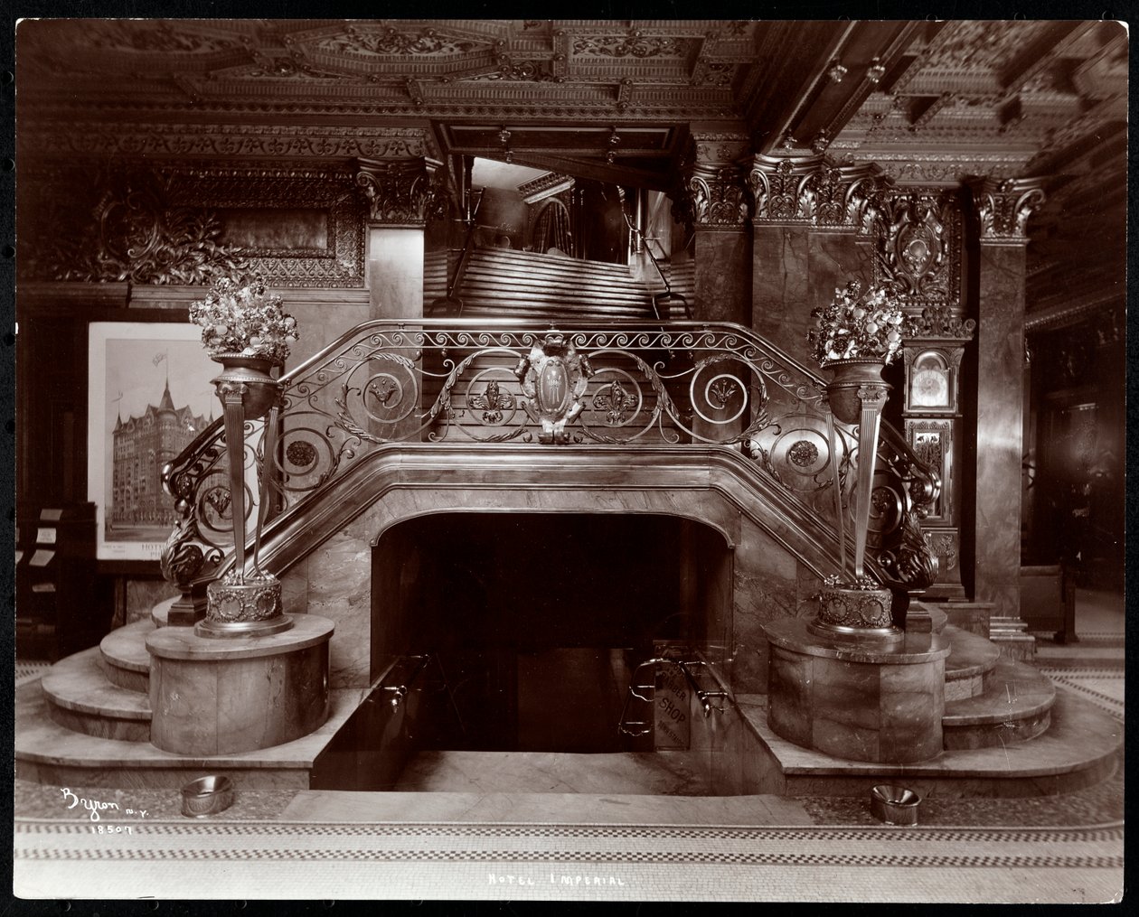 Huvudtrappan i lobbyn på Hotel Imperial, 1904 (silvergelatintryck) av Byron Company