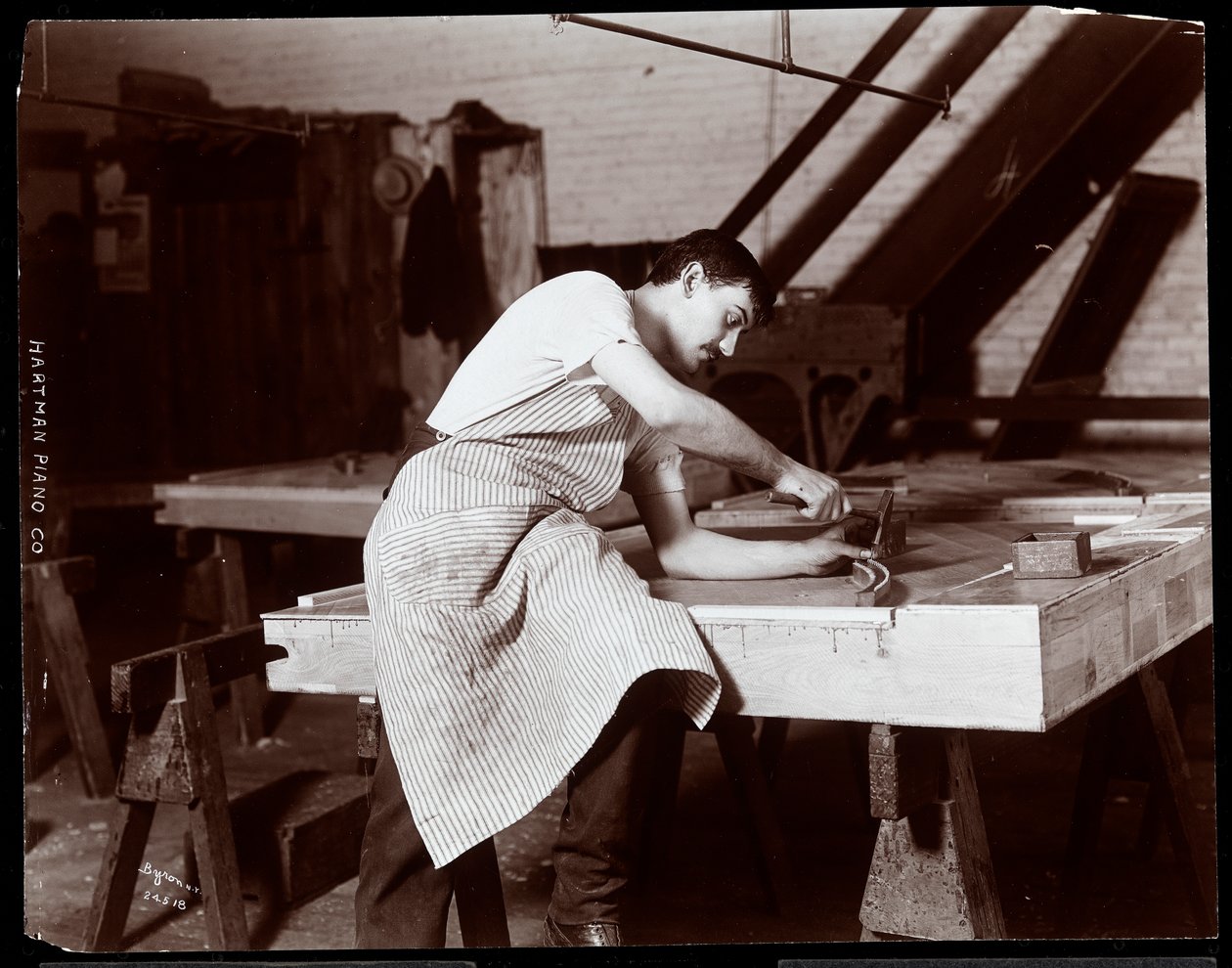 Man som arbetar i Hardman, Peck und Co. pianofabrik, New York, 1907 (silvergelatintryck) av Byron Company
