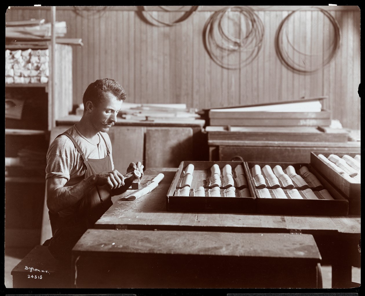 Man som arbetar i Hardman, Peck und Co. pianofabrik, New York, 1907 (silvergelatintryck) av Byron Company
