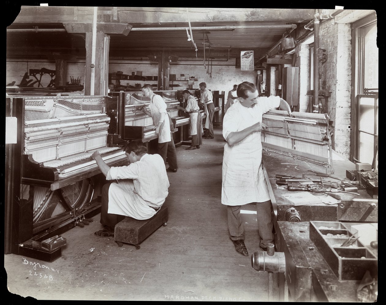 Män som arbetar i Hardman, Peck und Co. pianofabrik, New York, 1907 (silvergelatintryck) av Byron Company