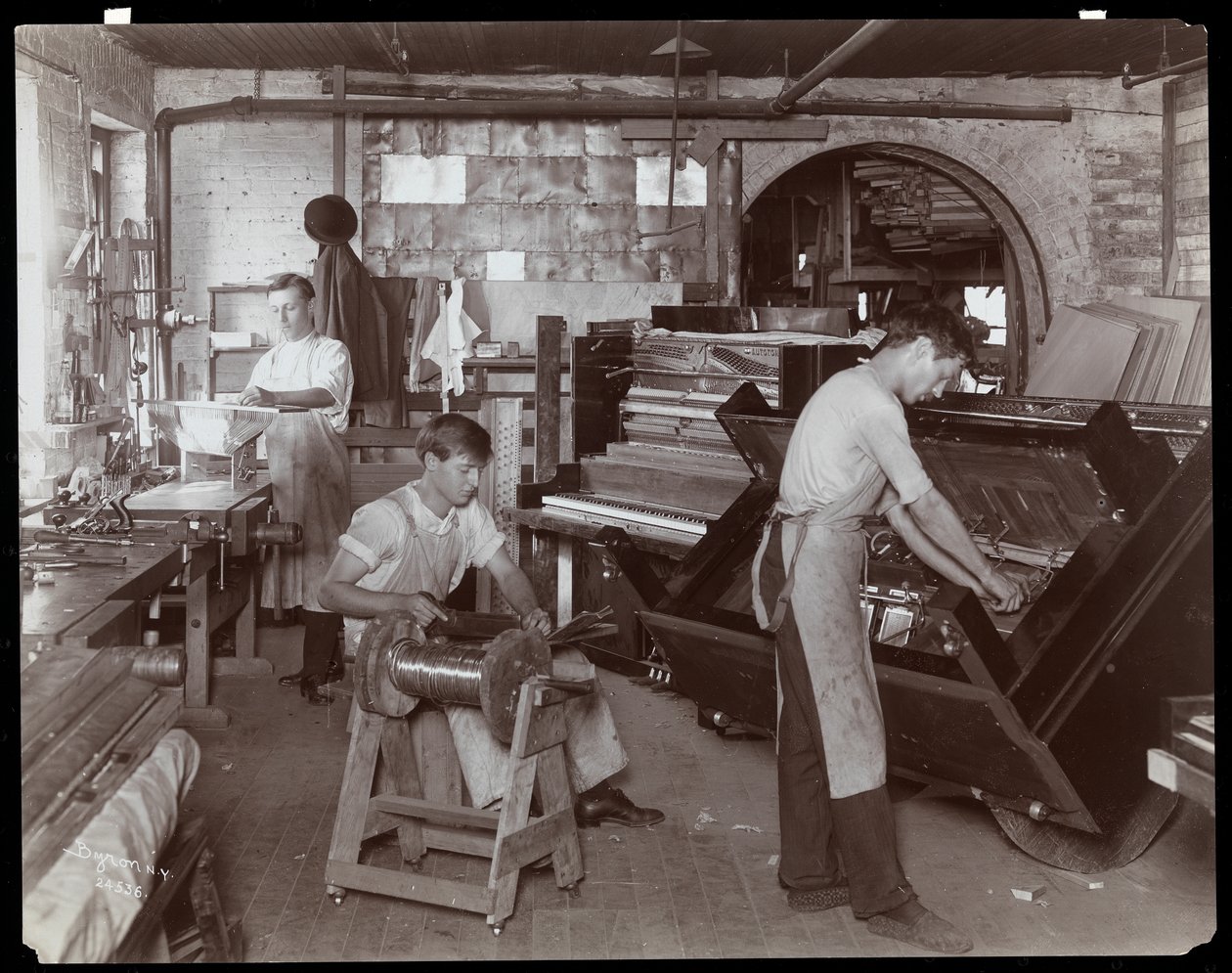Män som arbetar i Hardman, Peck und Co. pianofabrik, New York, 1907 (silvergelatintryck) av Byron Company