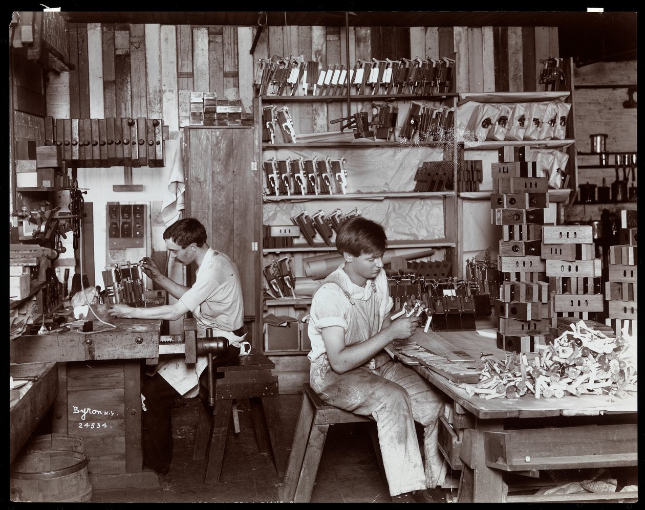 Män som arbetar i Hardman, Peck und Co. pianofabrik, New York, 1907 (silvergelatintryck) av Byron Company