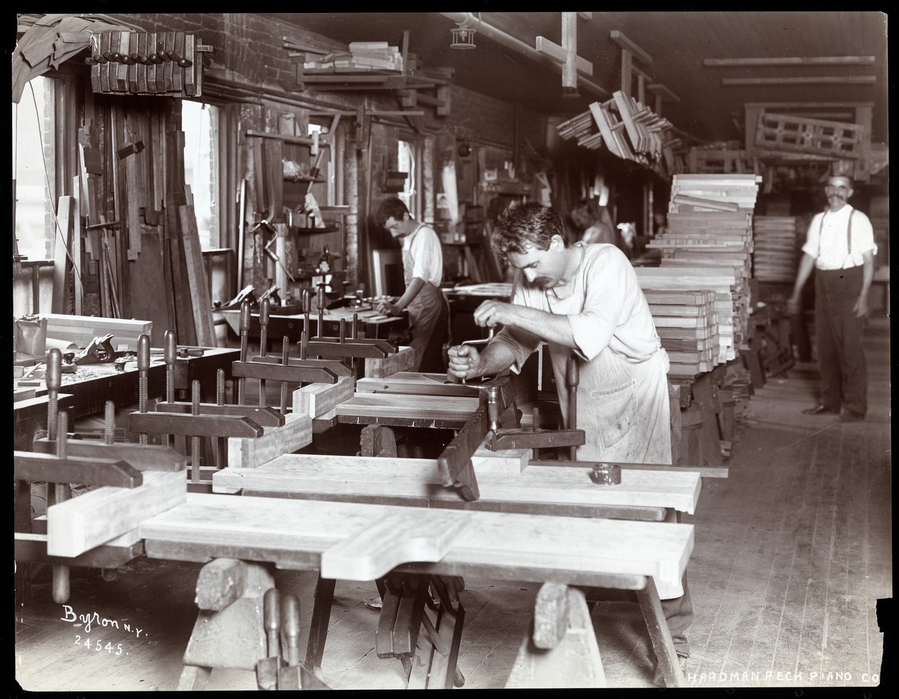 Män som arbetar i Hardman, Peck und Co. pianofabrik, New York, 1907 (silvergelatintryck) av Byron Company